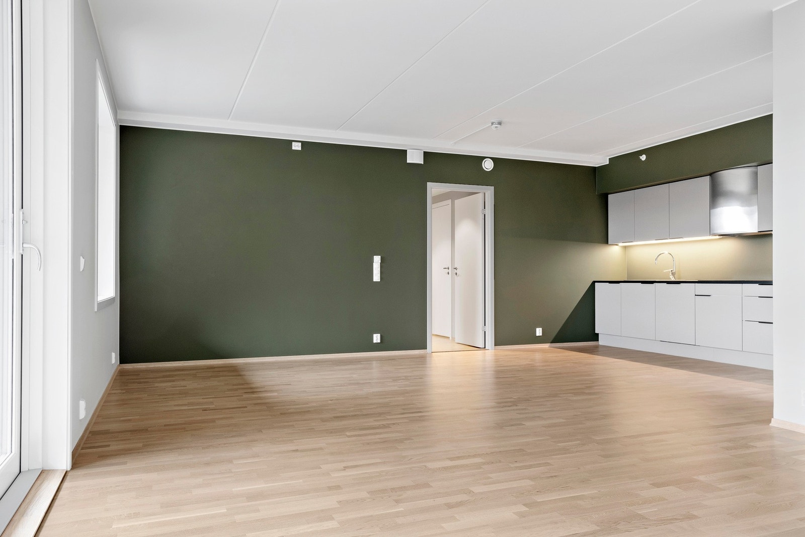Kjøkkensone er malt i en lun, moderne fargetone. Galleribilde