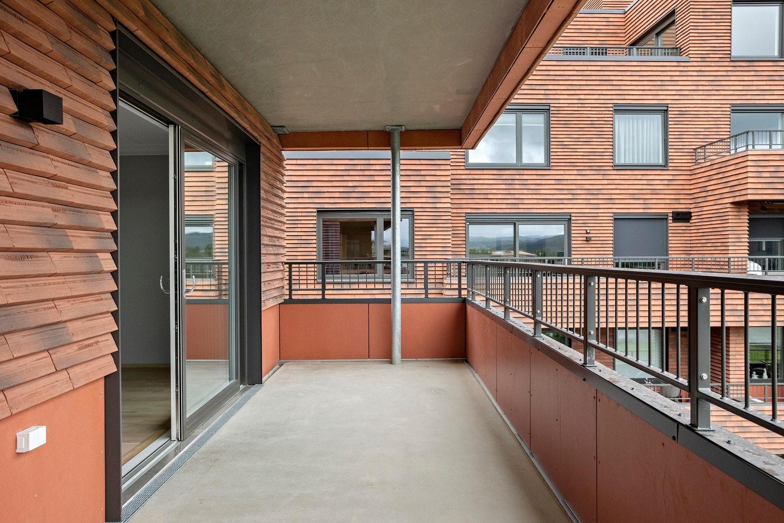 Tillegg til privat veranda er det en stor, felles takterrasse. Galleribilde