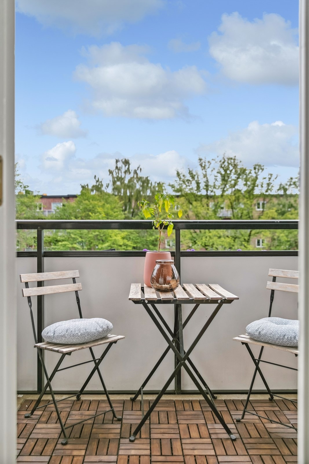 Plass til både spisebord og grill. Balkongen har god plass til en større sittegruppe Galleribilde