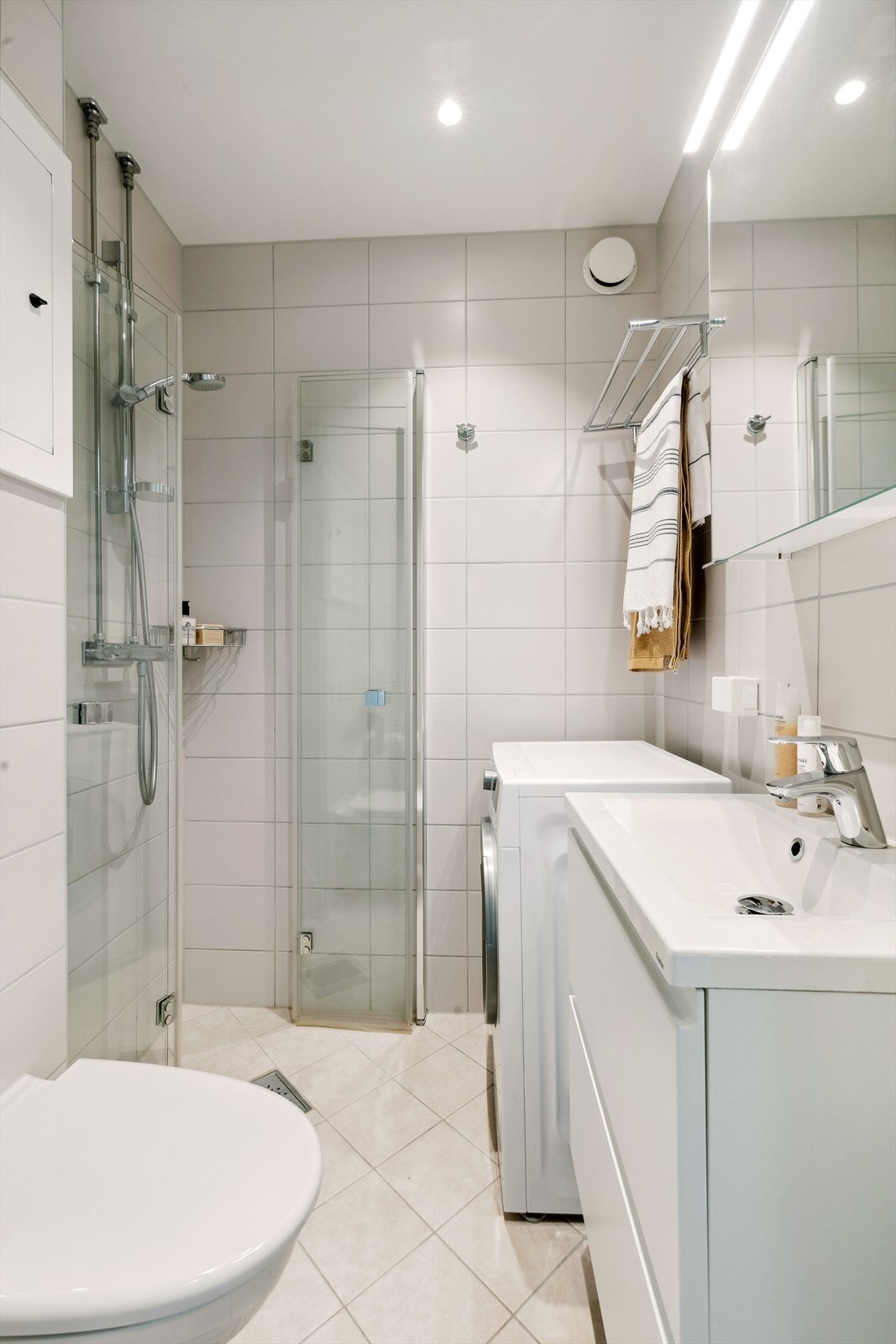 Baderom fra 2019 med opplegg for vaskemaskin Galleribilde