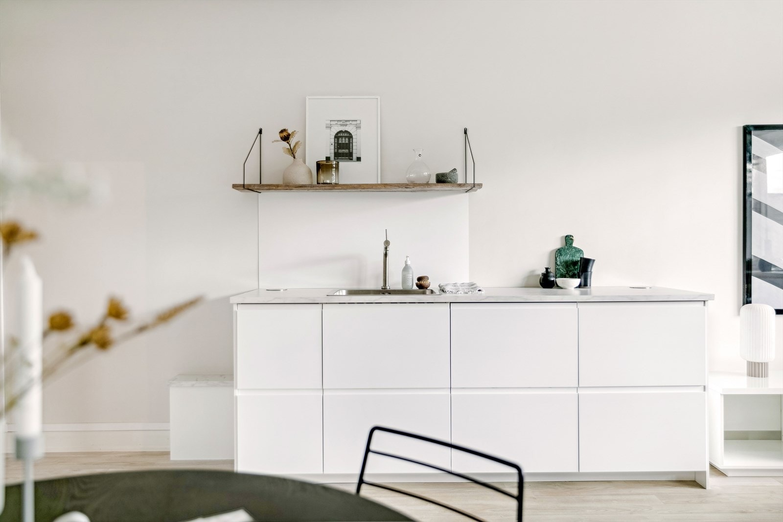 Stilrent kjøkken med fine detaljer Galleribilde