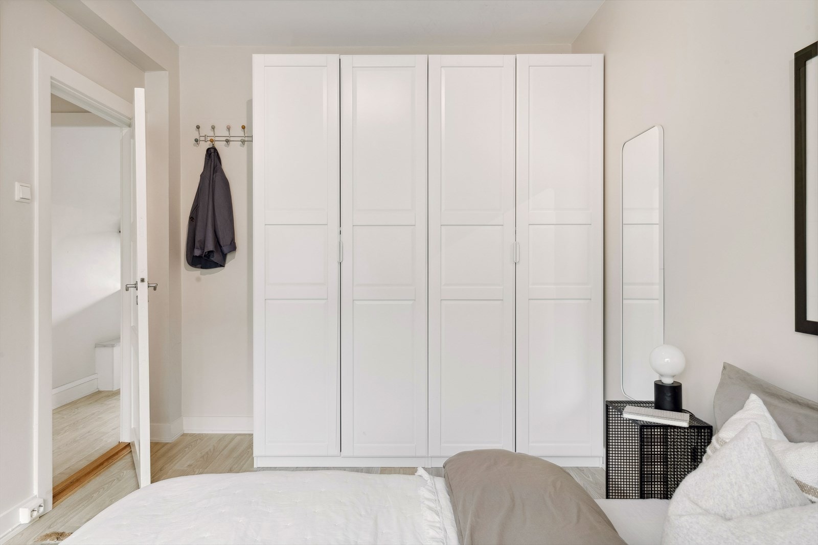 Hovedsoverommet har god plass til dobbeltseng med nattbord på hver side, samt stor garderobe Galleribilde