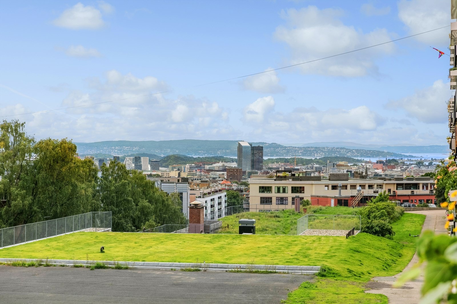 Utsikten fra balkongen ned mot Oslo by og fjorden Galleribilde