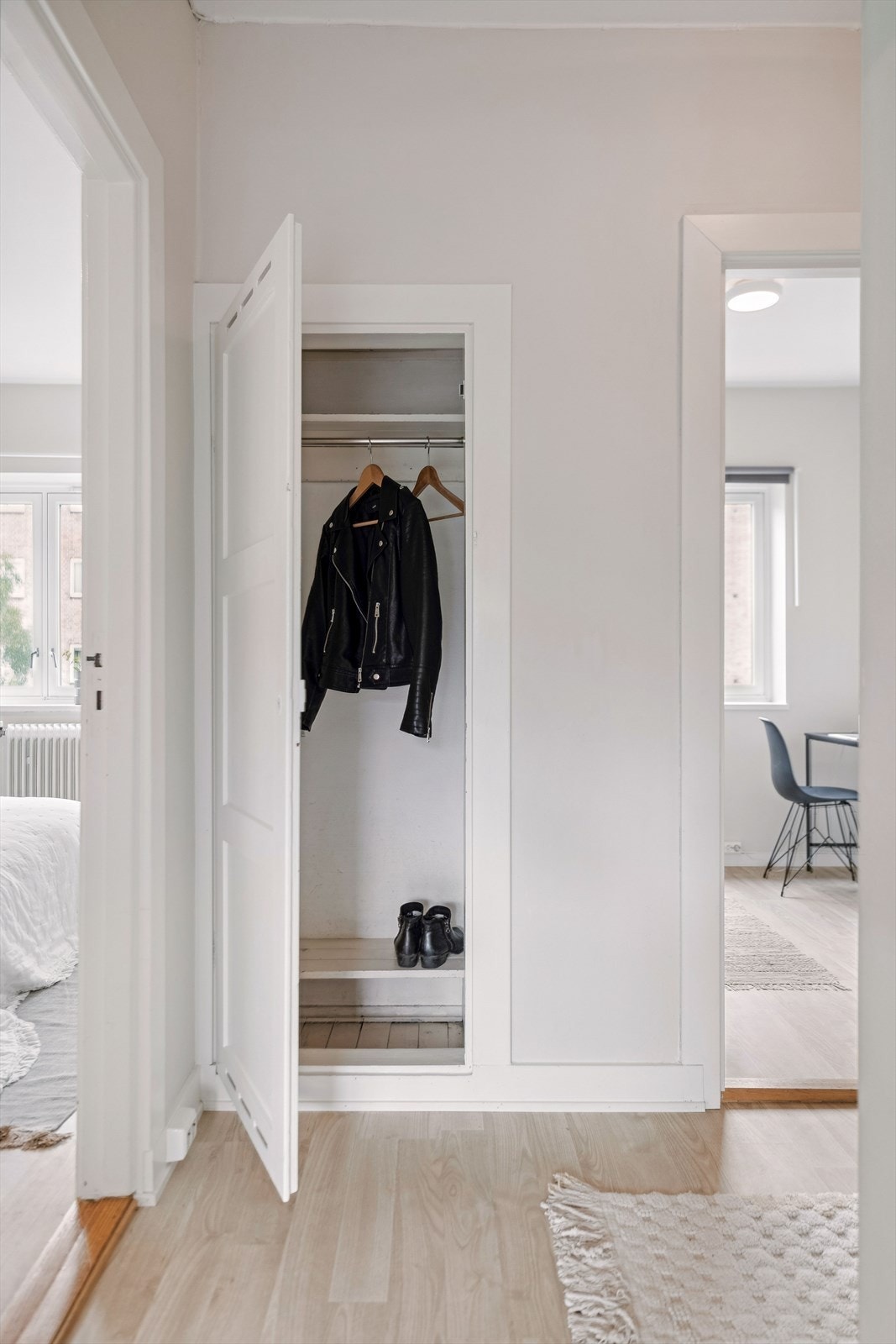 Gangen er tilknyttet alle rom og har en praktisk innvendig bod Galleribilde