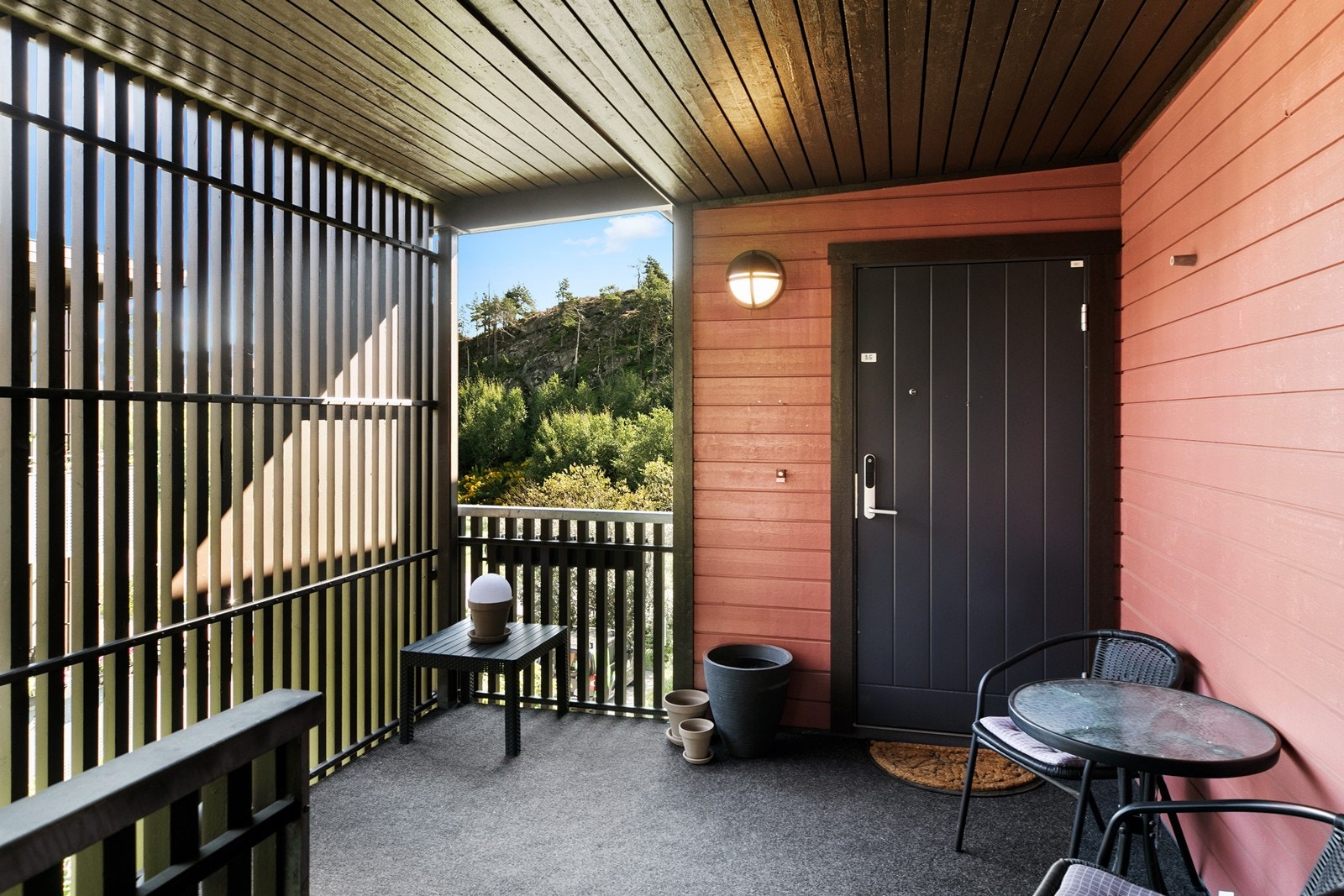 Koselig inngangsparti med kodelås på dør. Velkommen inn Galleribilde