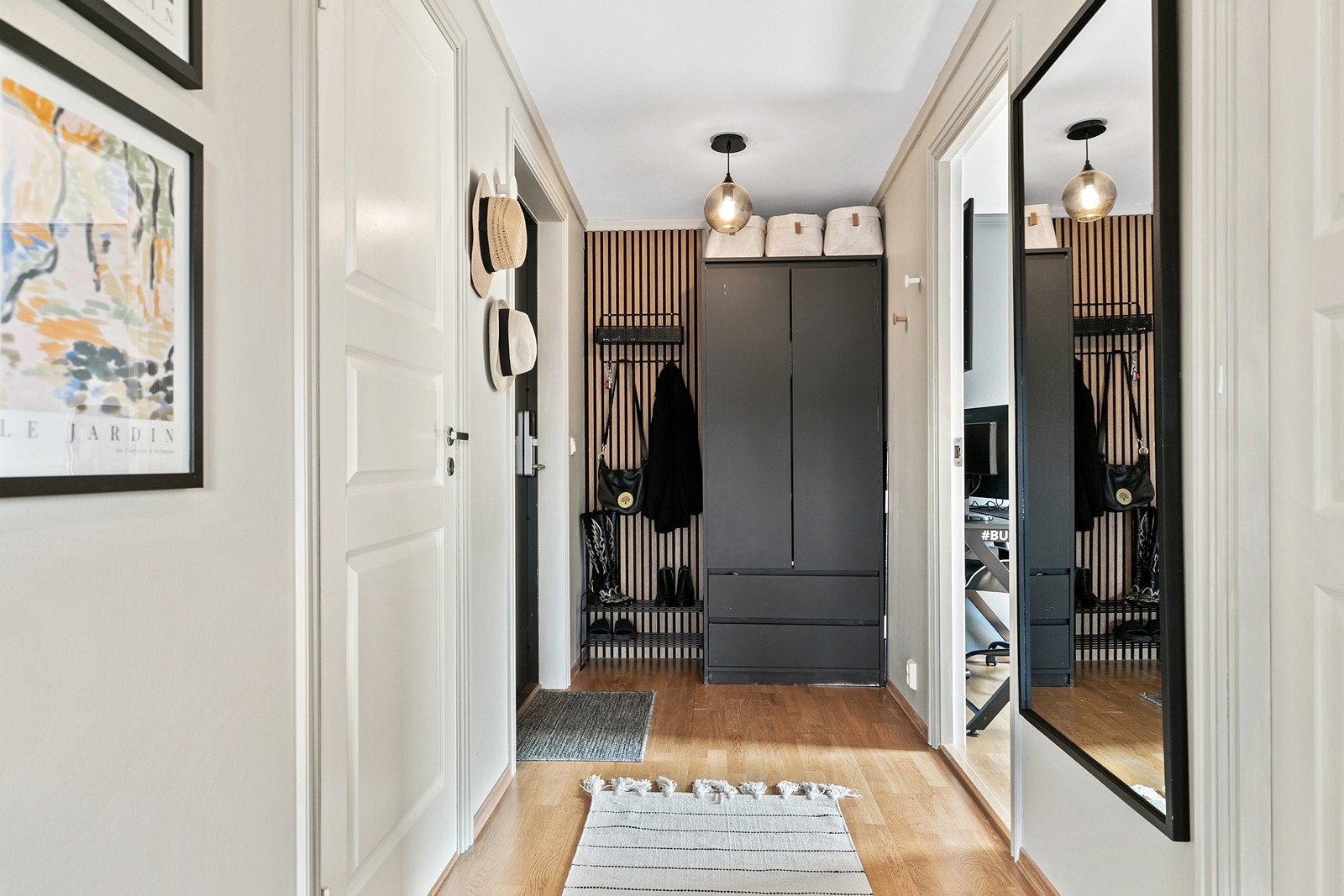 Entré med mulighet for forskjellige garderobeløsninger. Her kan man henge fra seg klær og sette fra seg sko. Galleribilde