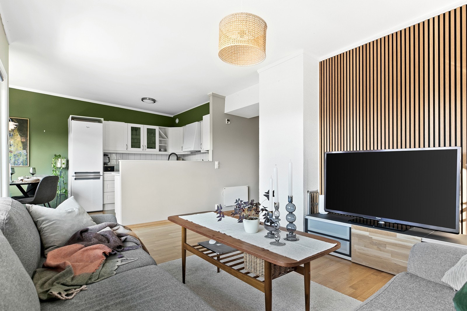 Kjøkkeninnredning fra byggeår. Kjøkkenet har slette fronter og laminat benkeplate. Galleribilde