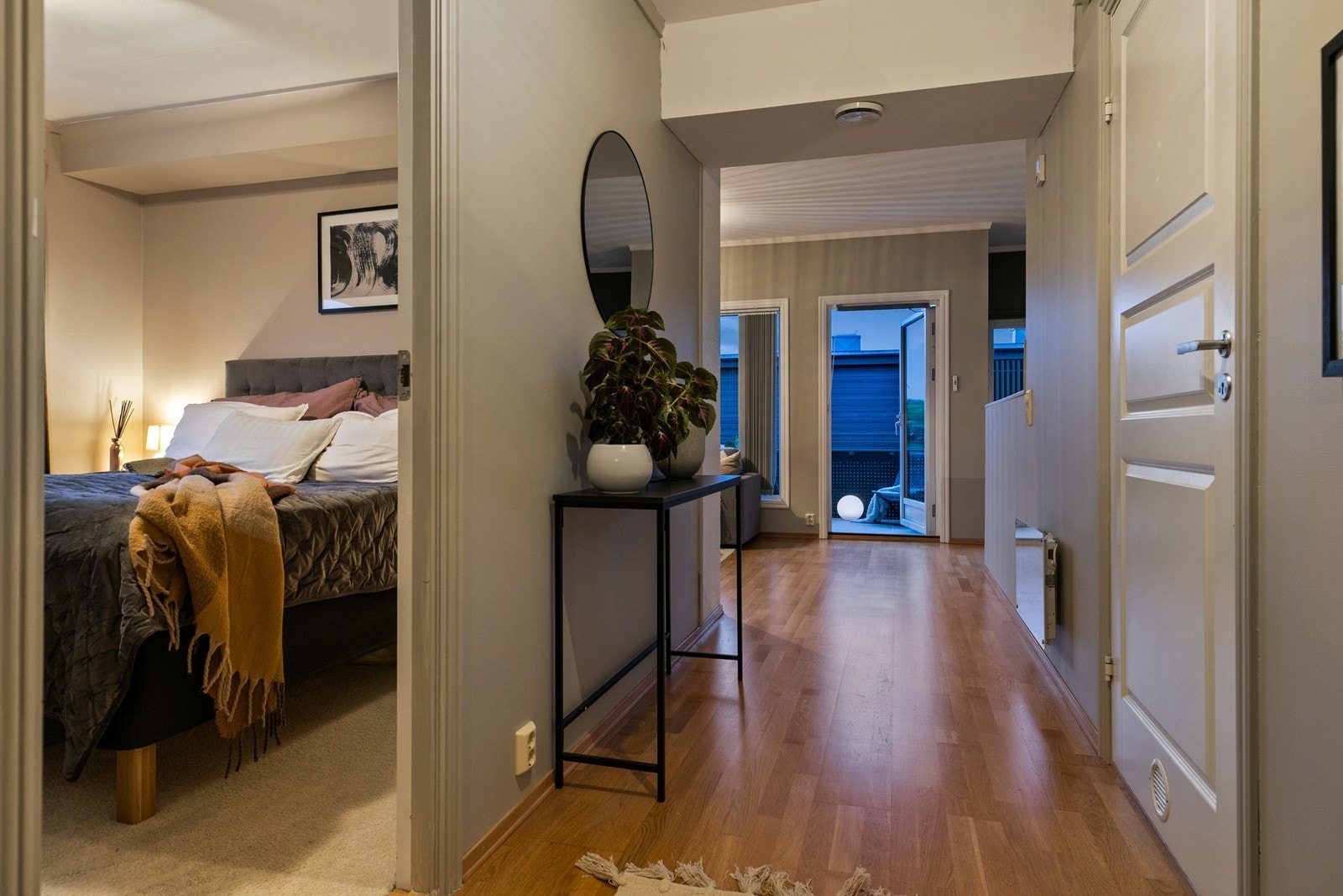 Entreen fører videre inn til en lys og romslig stue Galleribilde