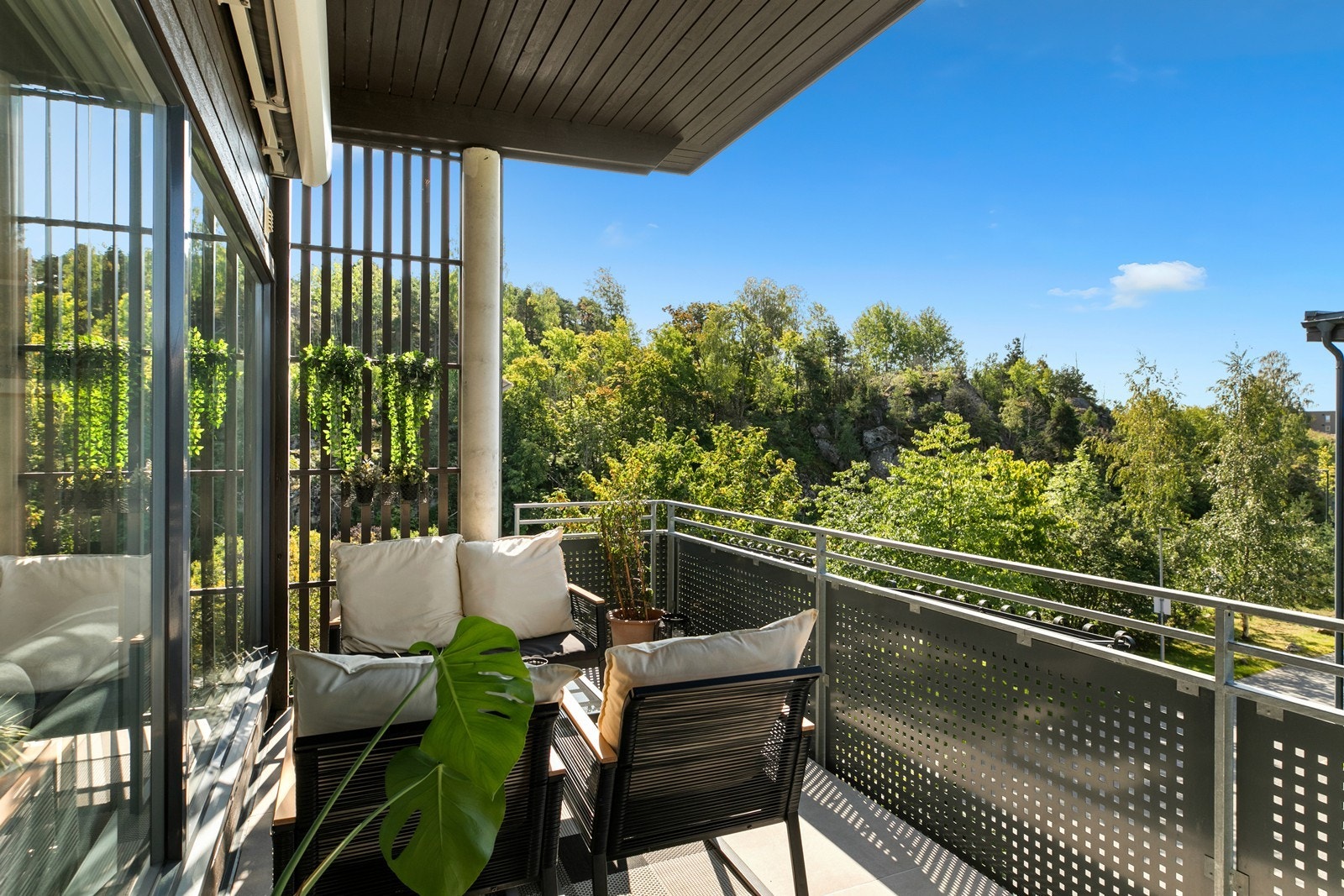 Fra stue/kjøkken er det utgang til flislagt balkong på ca. 10,5 kvm. Galleribilde