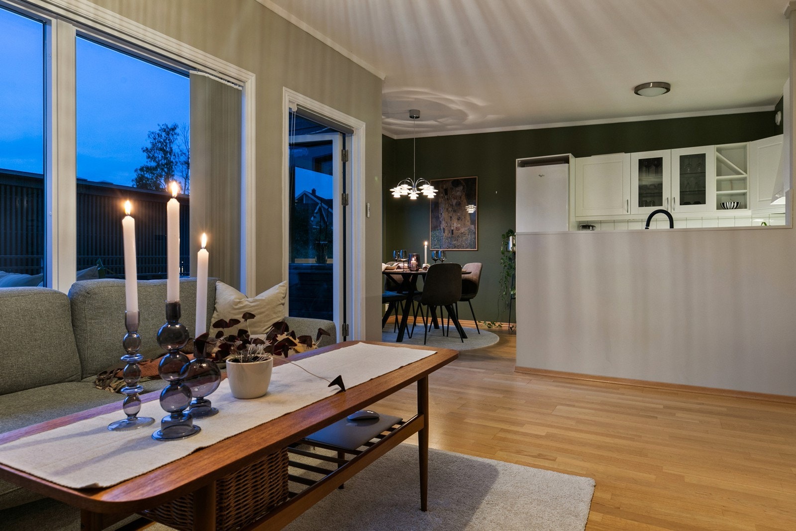 I stuen er det plass til sofa, spisebord, tv og annet som er ønskelig Galleribilde