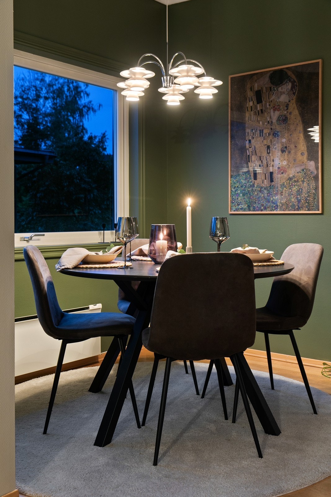 Fint spisebord hvor man kan ha gjester på besøk Galleribilde