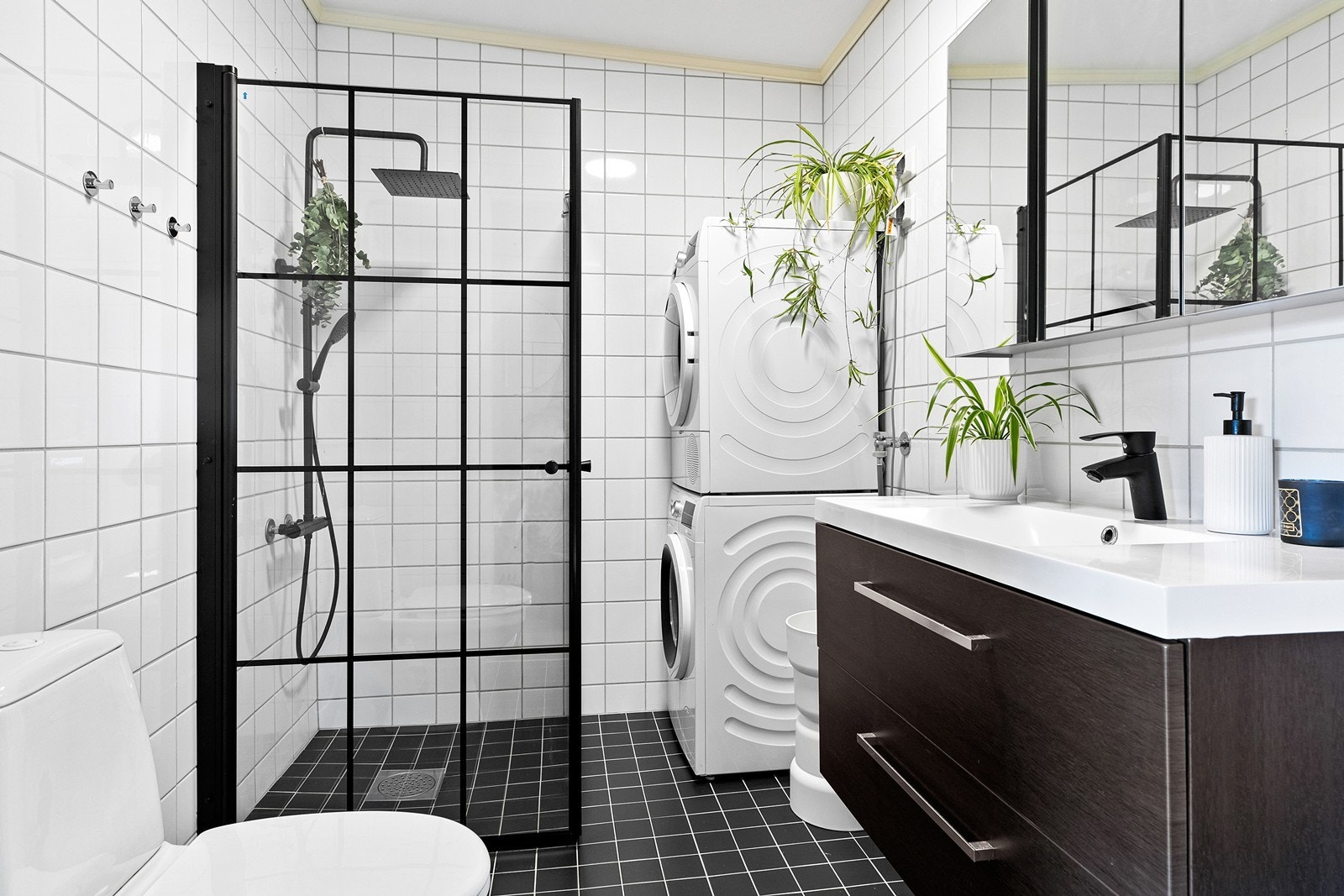 Bad/vaskerom fra byggeår. Rommet har innredning med nedfelt servant, gulvfestet toalett, dusjnisje og opplegg for vaskemaskin. Galleribilde