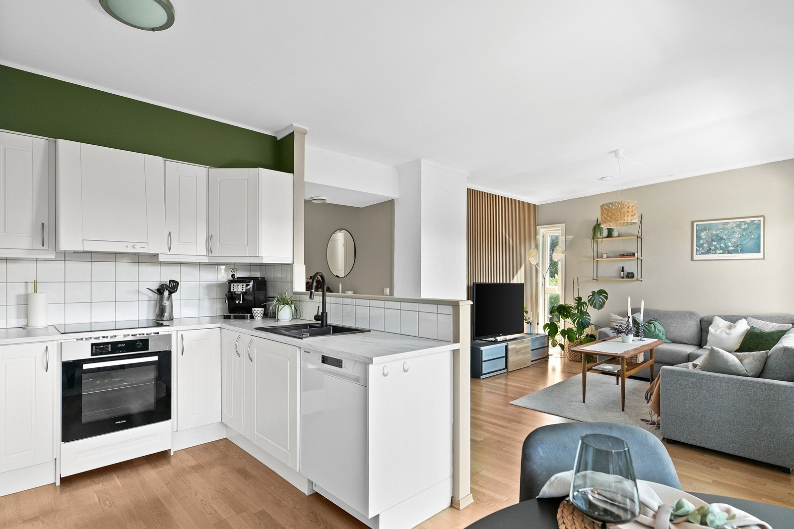 Integrert induksjonstopp, underbygget oppvaskmaskin, stekeovn og frittstående kjøl/fryseskap. Galleribilde