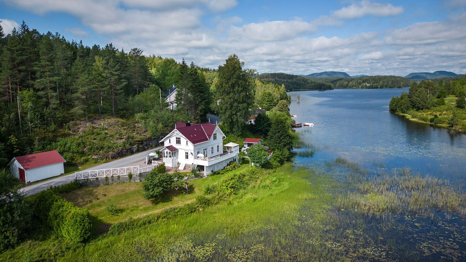 Her bor man i pakt med naturen og kan nyte solen fra morgen til kveld i rolig og tilbaketrukket hage. Denne nydelig tomten må oppleves! Galleribilde