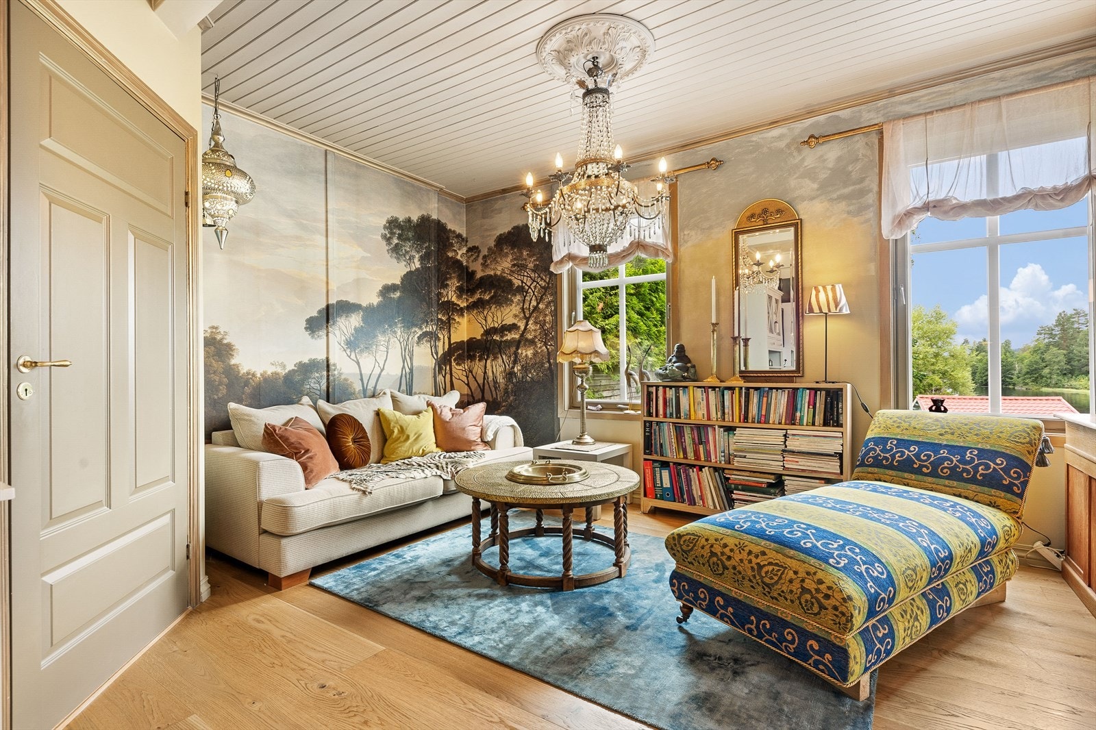 Herskapelig sveitservilla med nydelig atmosfære og originale særpreg som rosetter, stukkatur, dører og utsmykninger som er godt bevart Galleribilde