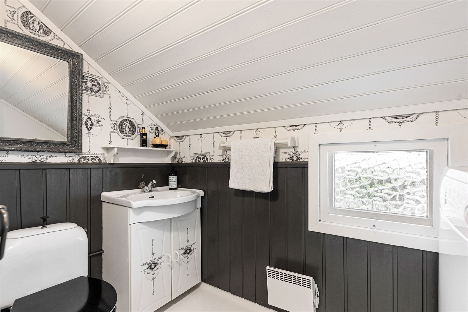 Det er i tillegg et separat toalettrom/vaskerom i 2.etasje, med opplegg til vaskemaskin og tørketrommel. Baderomsinnredning med enkel servant og gulvstående wc Galleribilde