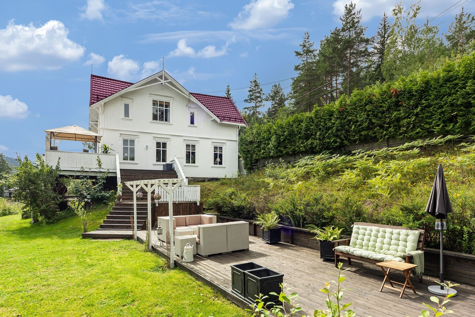 Det er etablert hyggelige terrasser og verandaer med god plass til flere sittegrupper Galleribilde