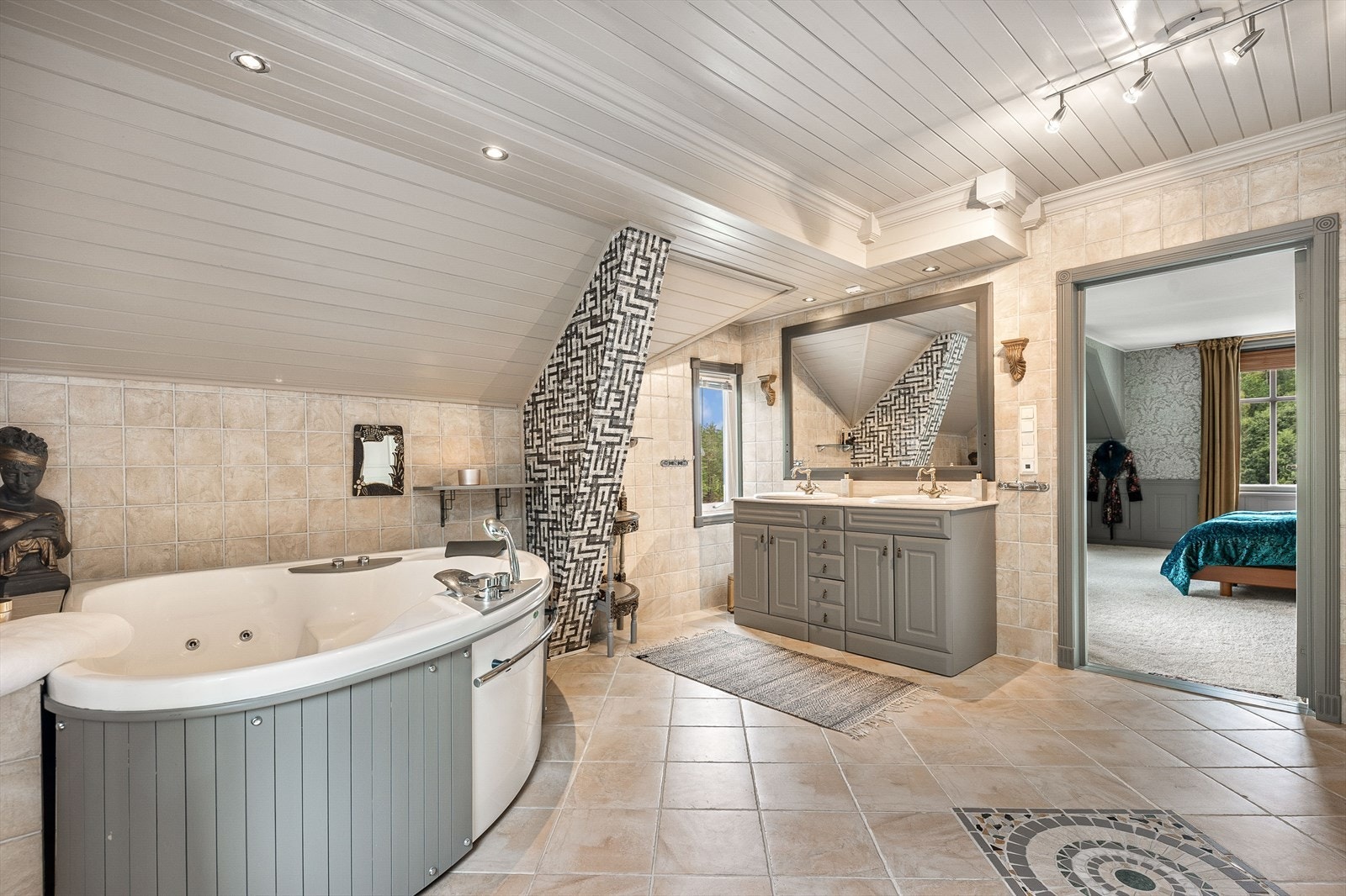 Baderomsinnredning i heltre med dobbel servant og god oppbevaringsplass i underskap og skuffer Galleribilde