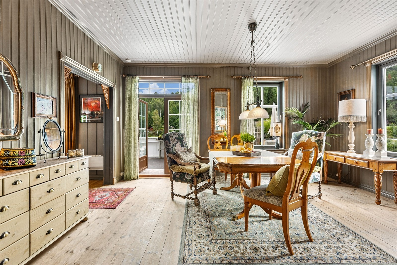 Det er god plass til flere sofagrupper/sittegrupper i stuene, og plass til stort langbord i spisestuen Galleribilde