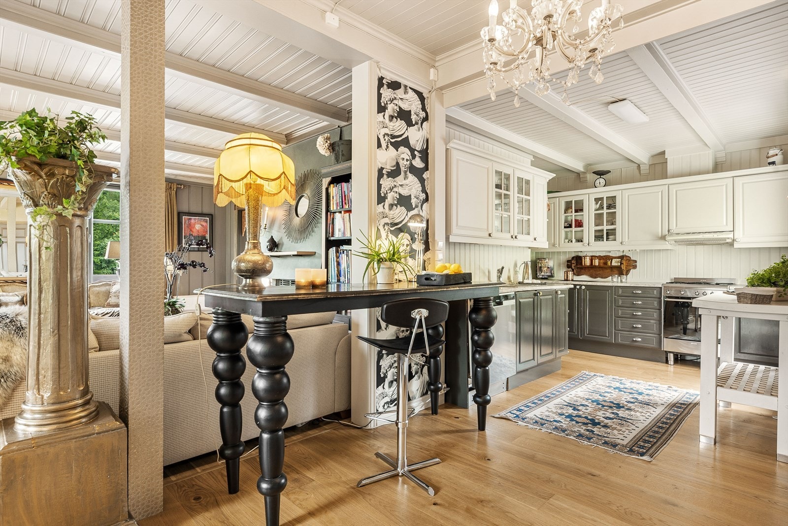 Koselig kjøkken med plassbygget innredning i heltre med profilerte fronter på over- og underskap, samt skuffer og høyskap Galleribilde