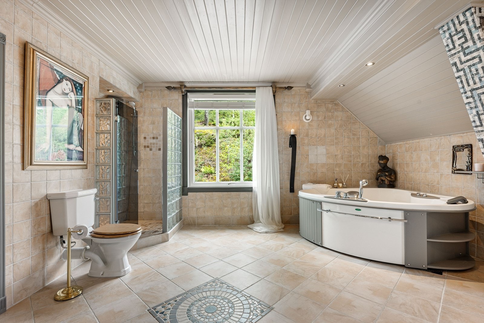 Stort hjørnebadekar og dusjrom med glassvegger og dør. Gulvstående wc. Her får man virkelig spa-følelsen! Galleribilde