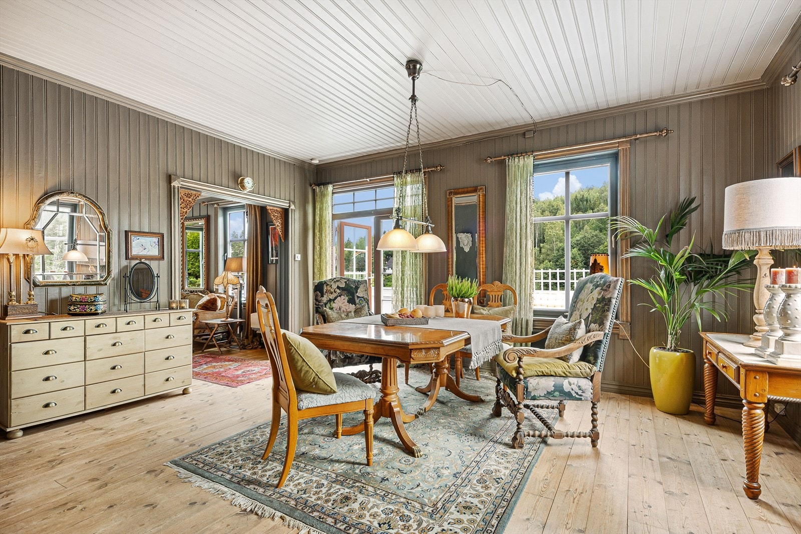 Boligen har gjennomgående vakre og lune stuer med flotte tapeter og trepanel malt i lekre farger som gjenspeiler den originale stilen fra tidlig 1900-tallet Galleribilde