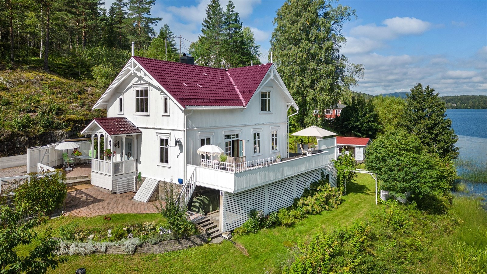 Her bor man i pakt med naturen og kan nyte solen fra morgen til kveld i rolig og tilbaketrukket hage. Ingen boplikt! Galleribilde