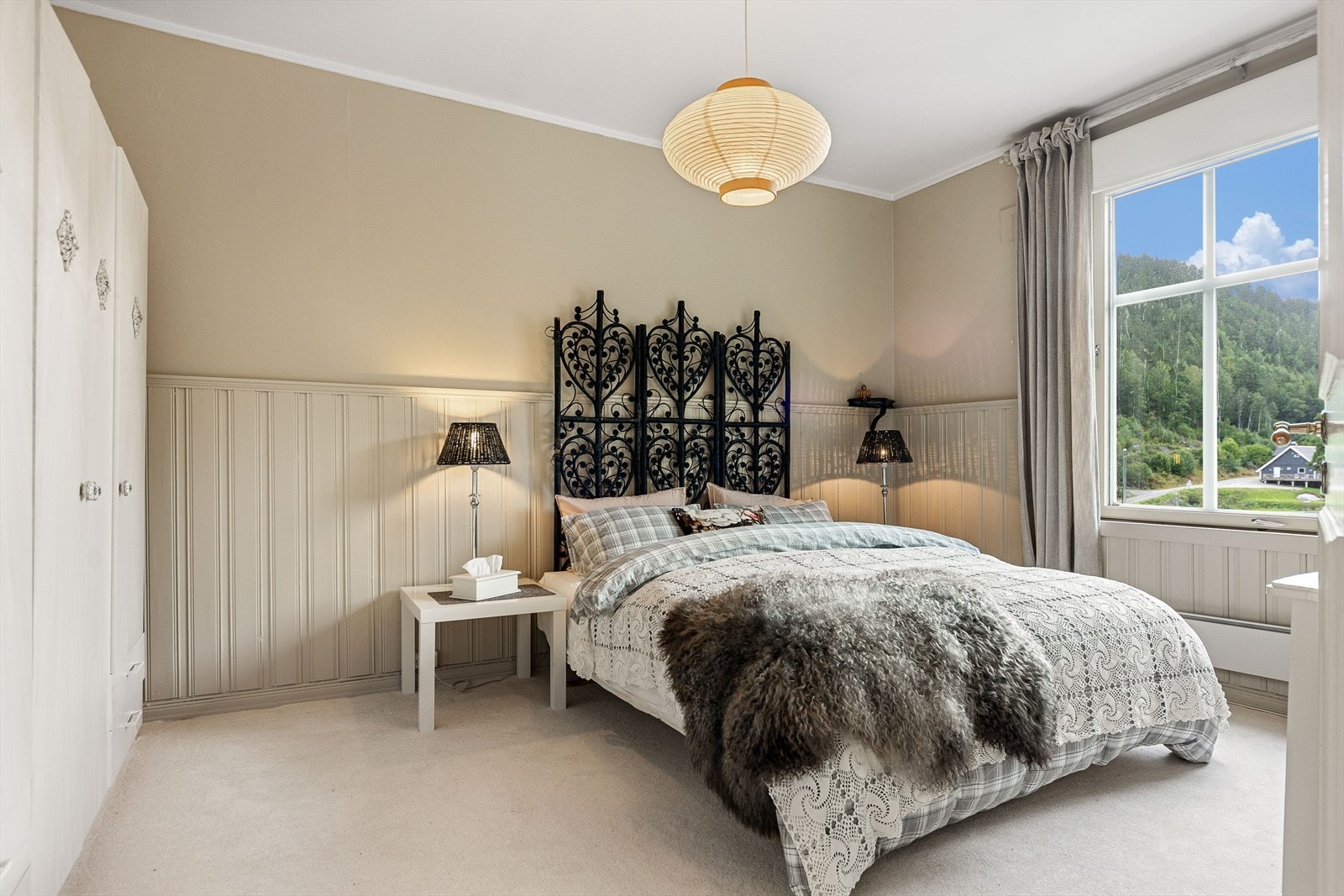 Hovedsoverom og soverom II er romslige og har plass til dobbeltseng og øvrig møblement. Det er lagringsplass i store garderobeskap. Galleribilde