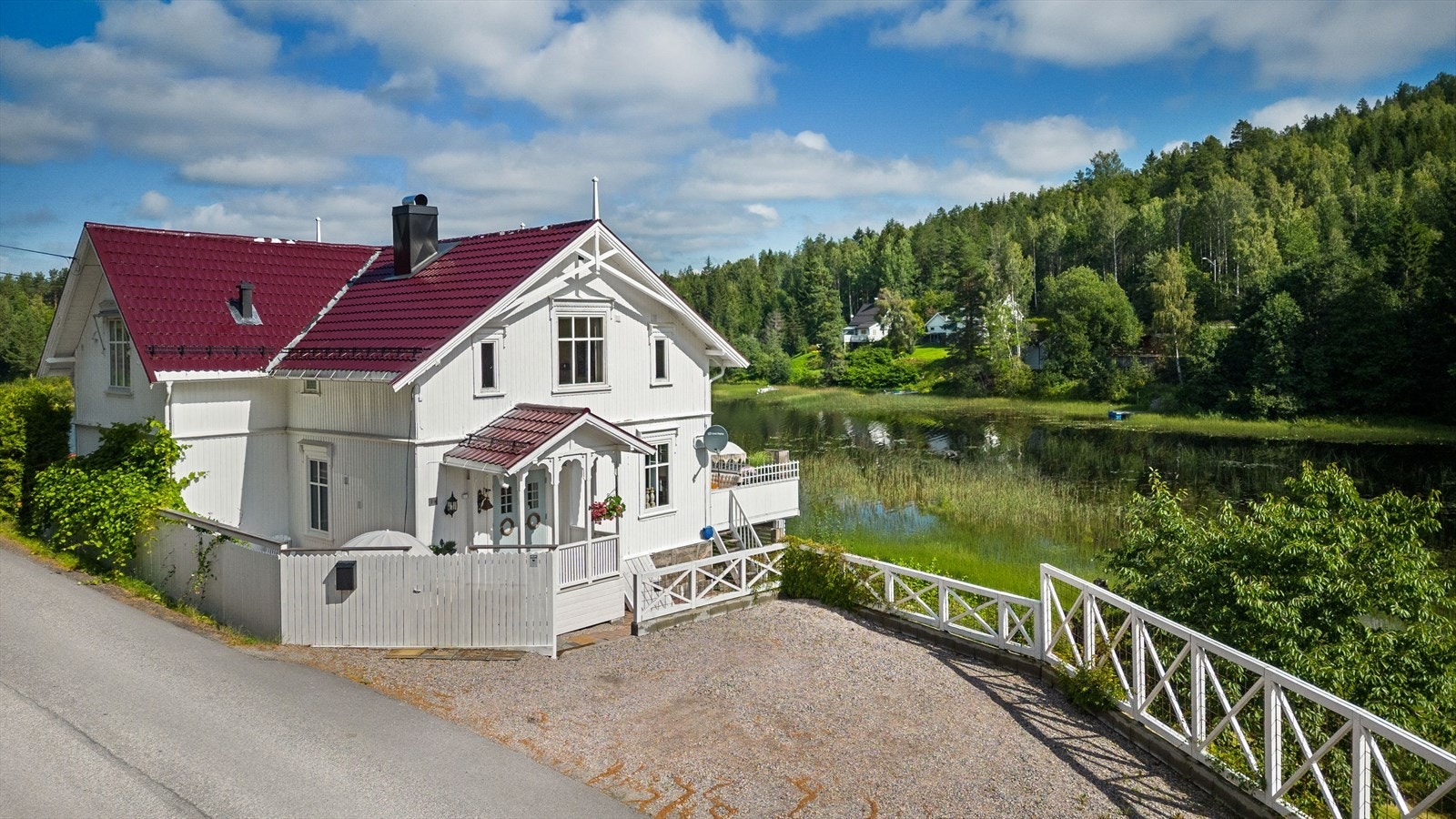 Gruset gårdsplass med gode parkeringsmuligheter. Tomten består av 2 gnr/bnr, selve boligeiendommen og uthus/bod på andre siden av vegen Galleribilde