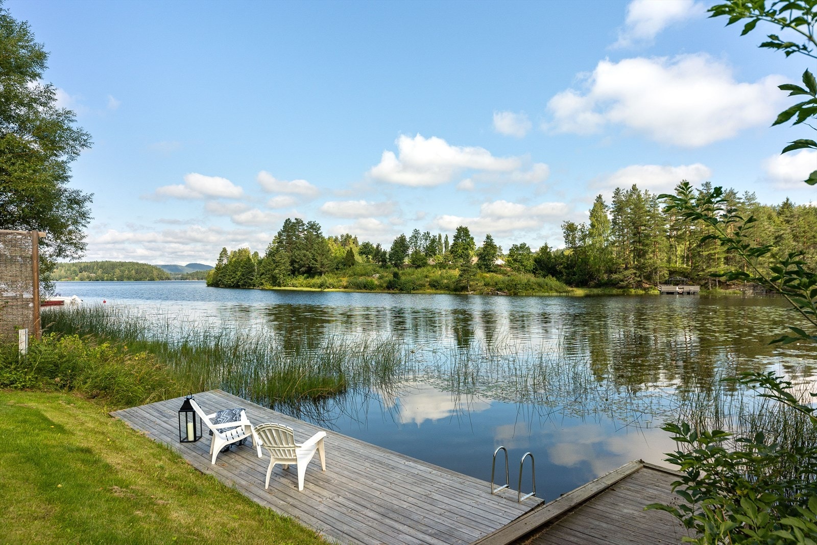 Det er privat brygge med båtfeste og badeplass Galleribilde