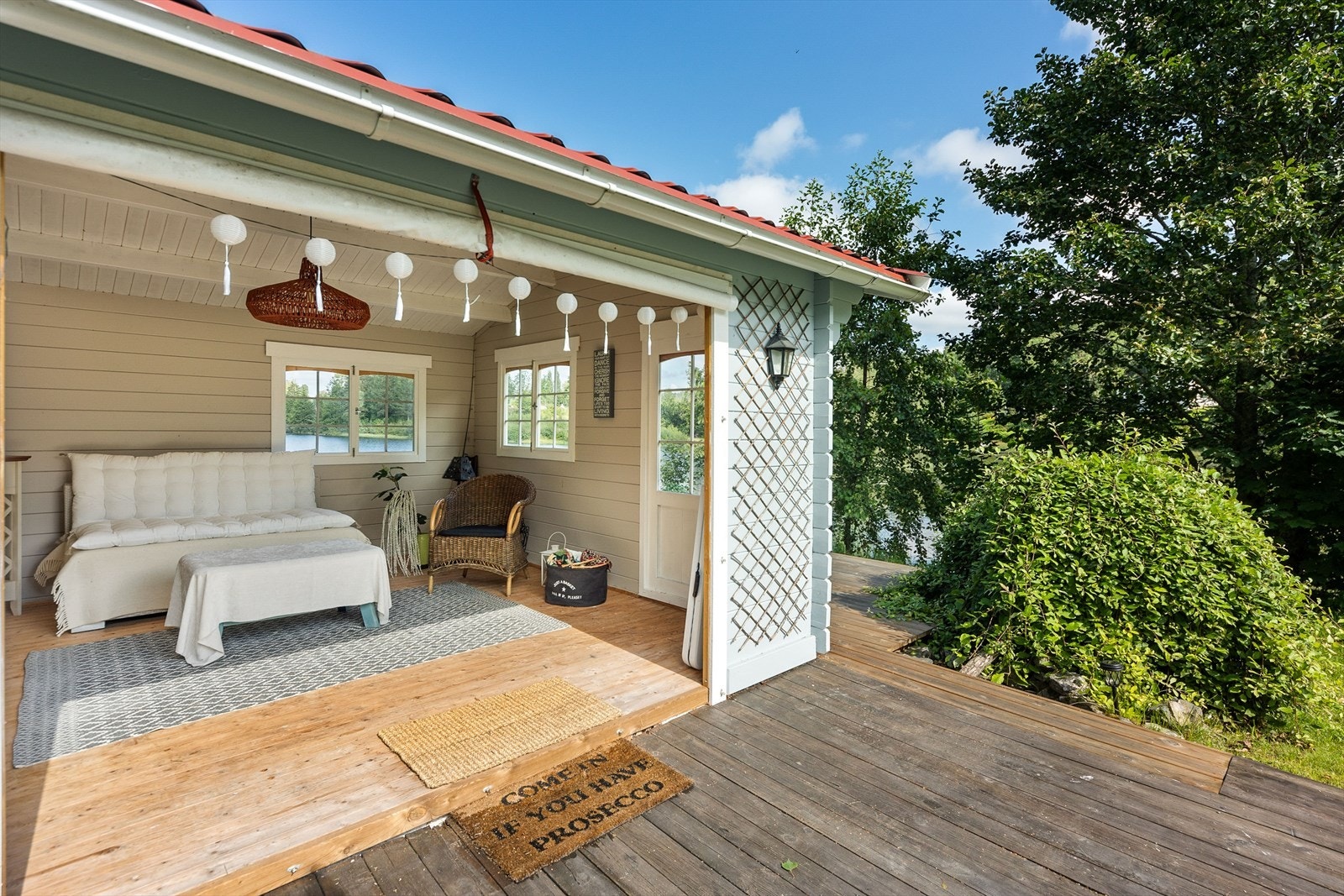 Koselig hagestue på 15 kvm hvor man kan trekke seg tilbake på sene sommerkvelder - hagestue er ikke meldt inn til Skien kommune Galleribilde