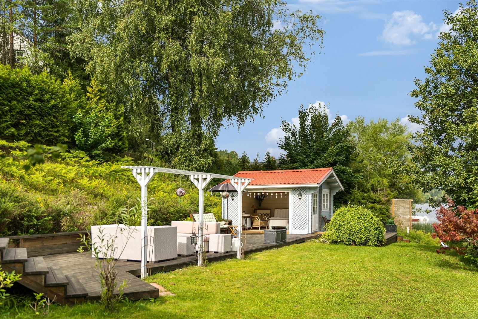 Boligen ligger tilbaketrukket og skjermet i landlig, fredfullt og barnevennlig område Galleribilde