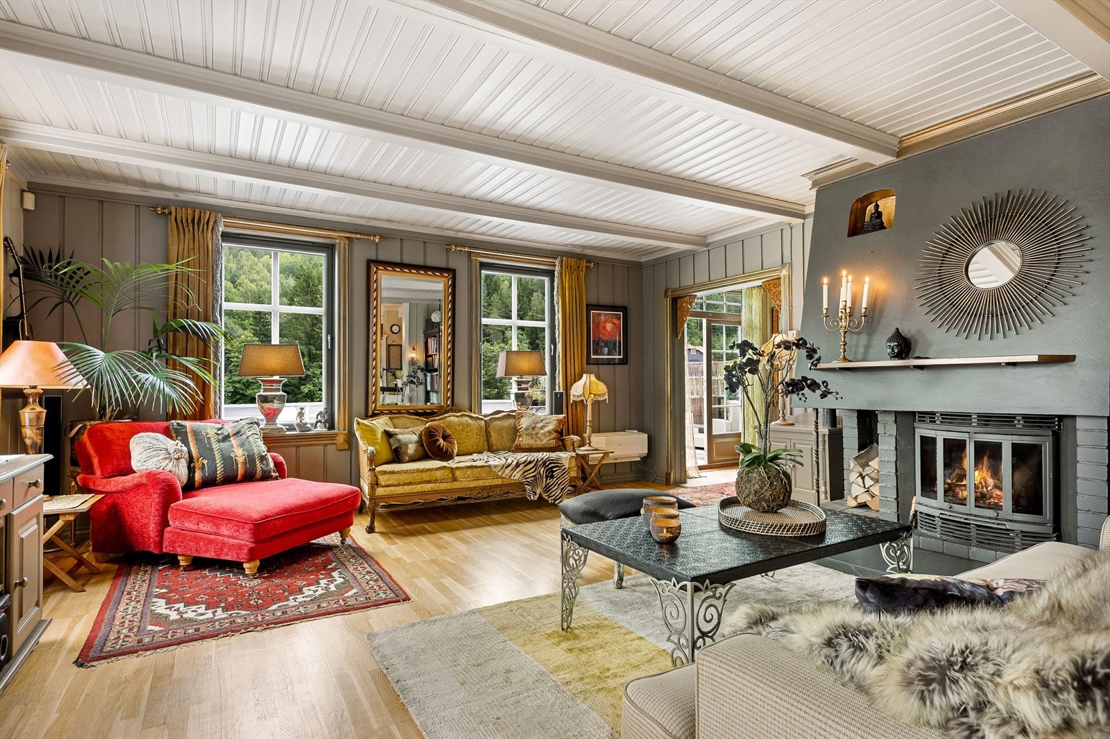 I tillegg til varmepumpe, gir peisovn med kleberstein og peis med innsats god varme til denne nydelige boligen Galleribilde