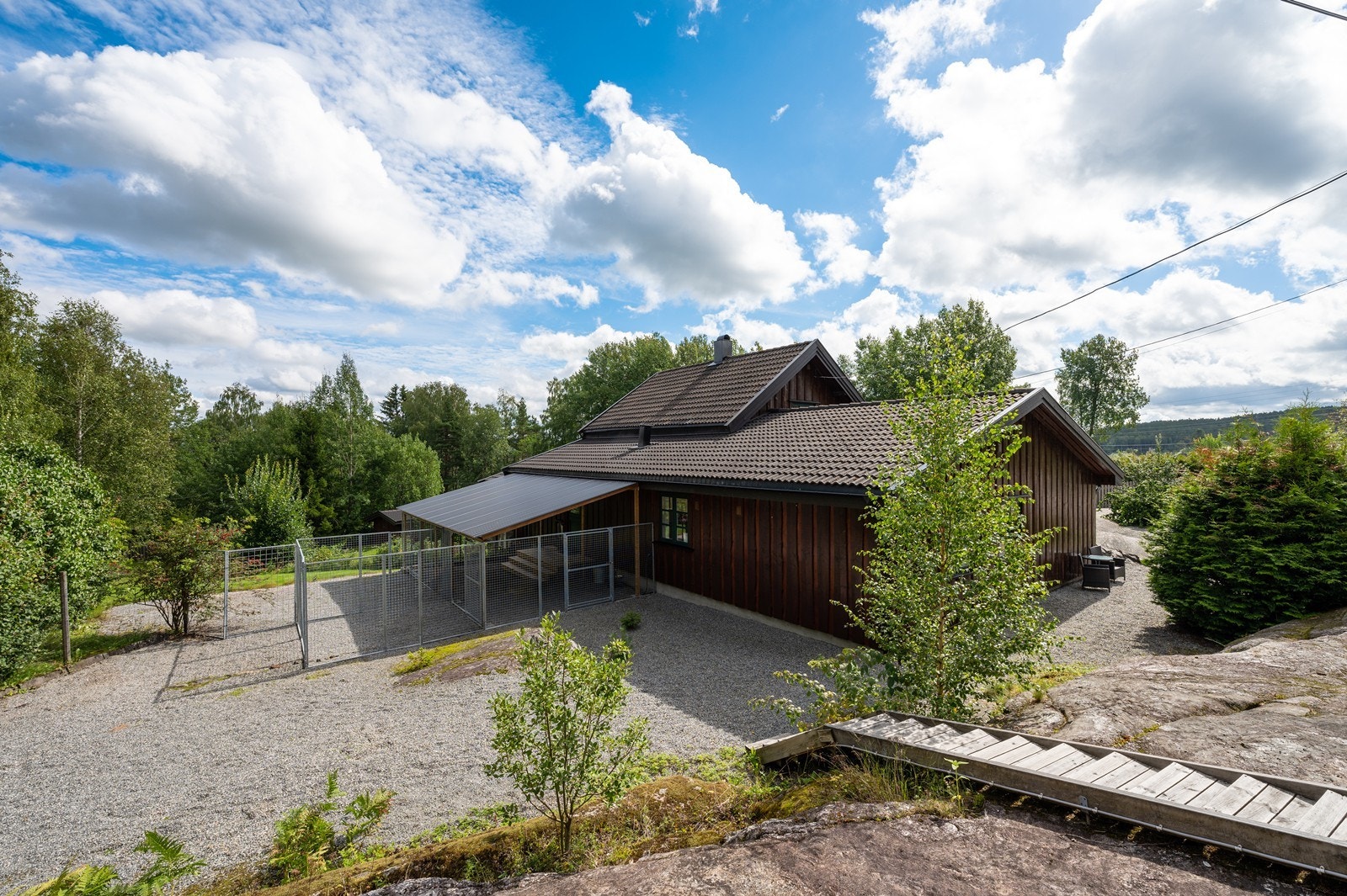 På baksiden av boligen er det en større overbygd hundegård, med adkomst fra vaskerommet. Galleribilde