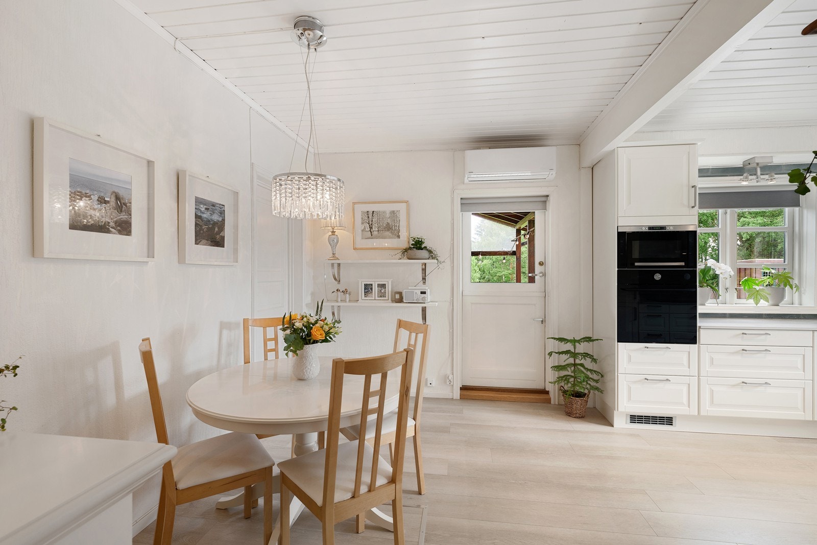 Kjøkkenet er lyst og trivelig med spiseplass, varmepumpe og utgang til terrassen. Galleribilde