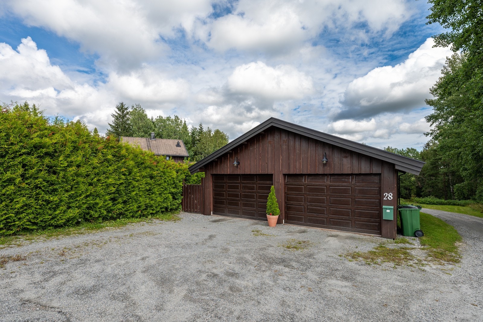 Garasjen ble oppført i 2012, og har en usedvanlig stor størrelse med sine 115 kvm. Galleribilde