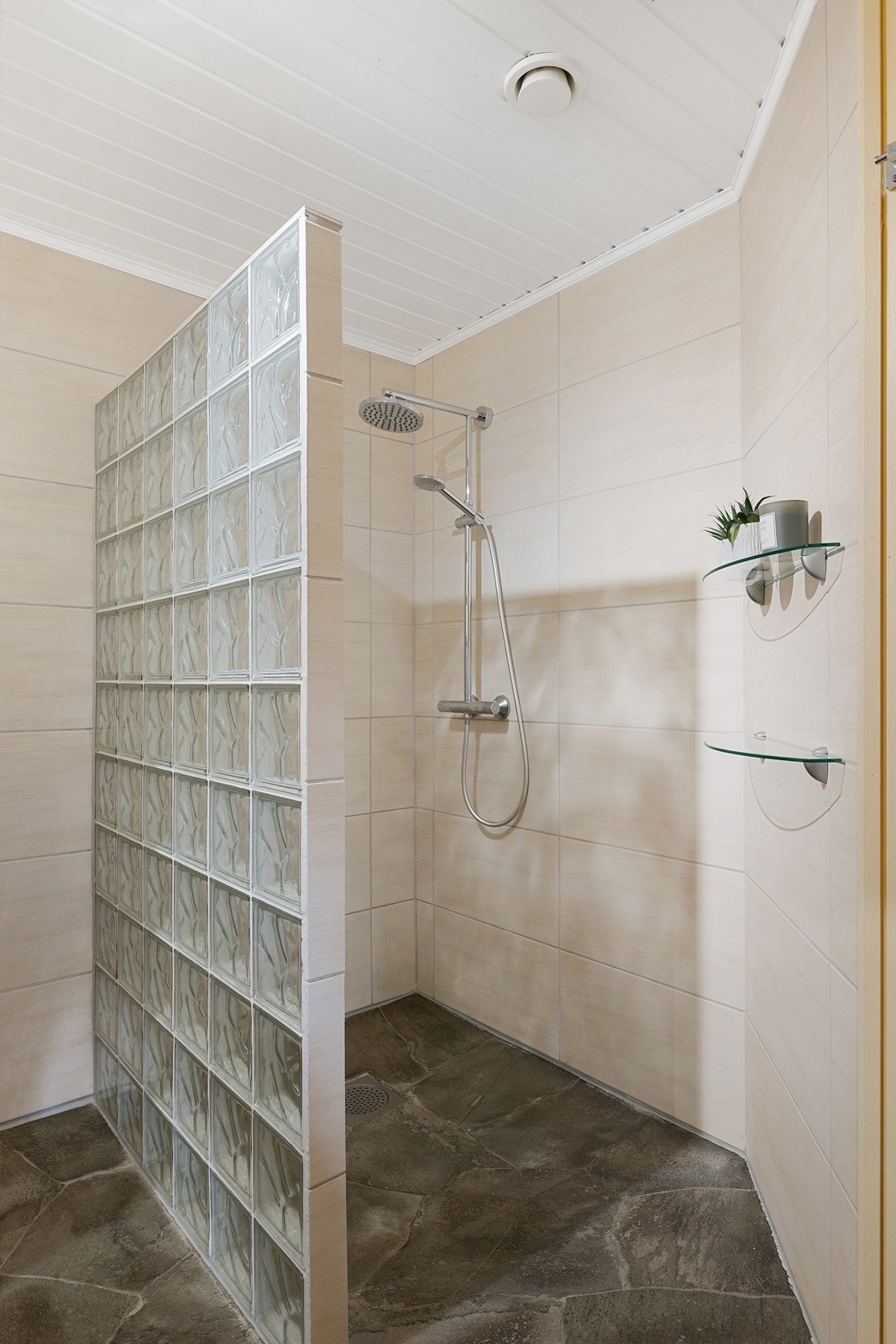 Boligen har to bad, hvor badet i første etasje ble bygget i 2003. Galleribilde