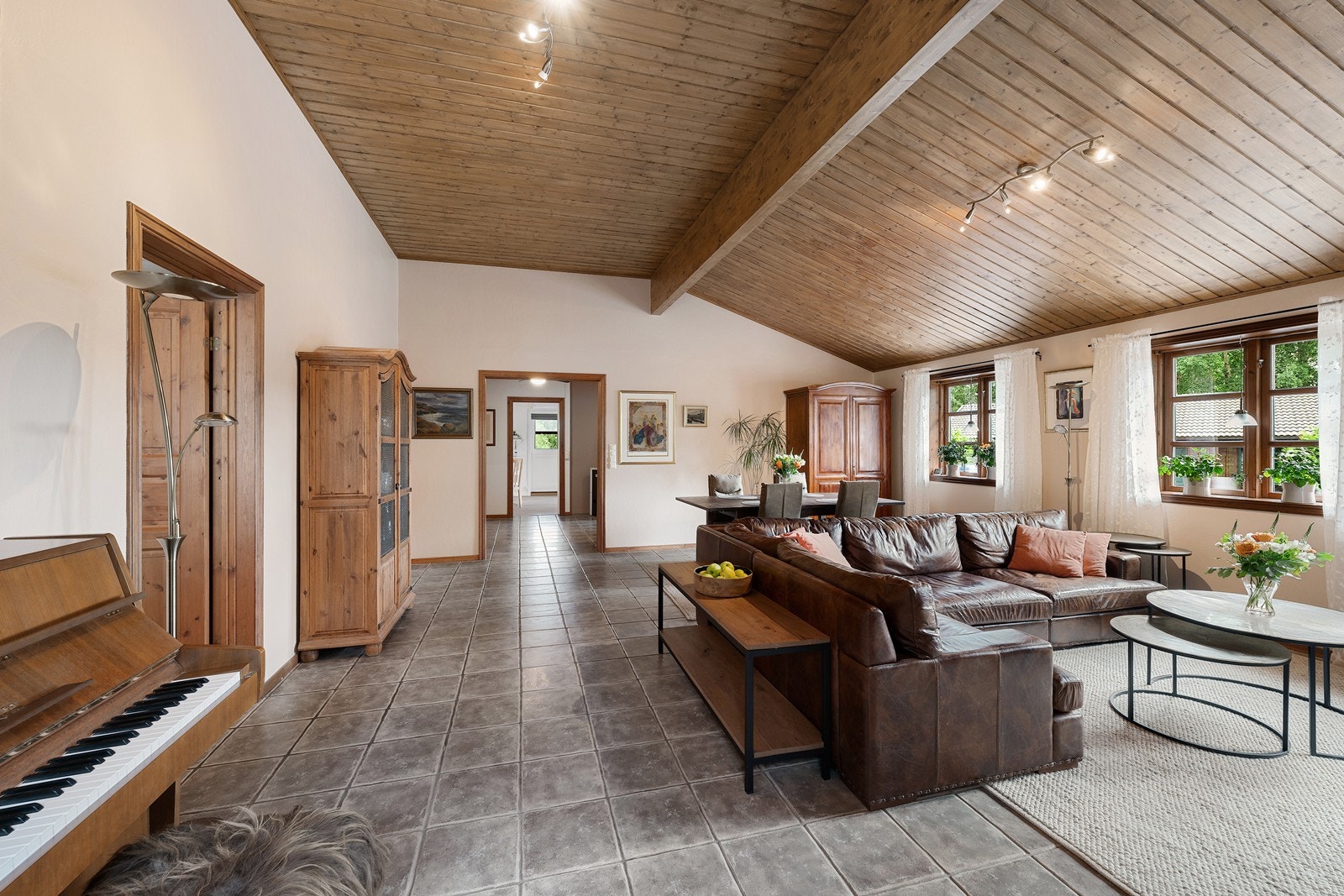 Stuen har adkomst fra en romslig gang med gulvvarme og samme type fliser. Galleribilde