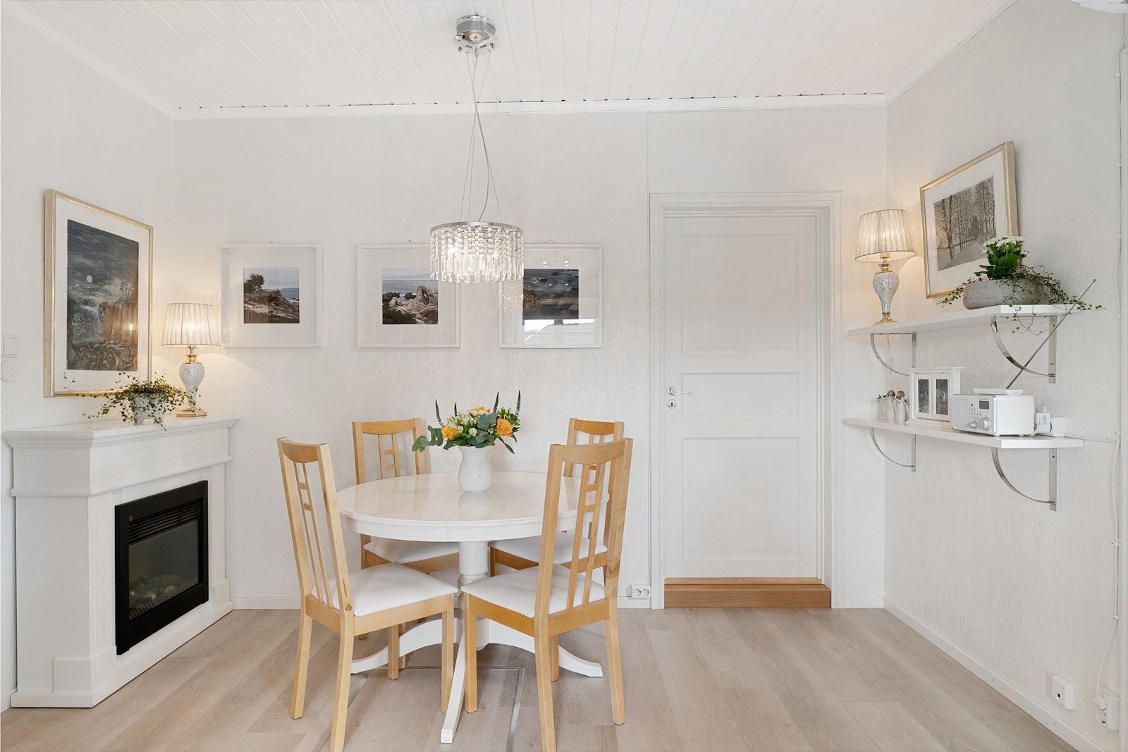 Innenfor kjøkkenet er det en stor bod. Galleribilde