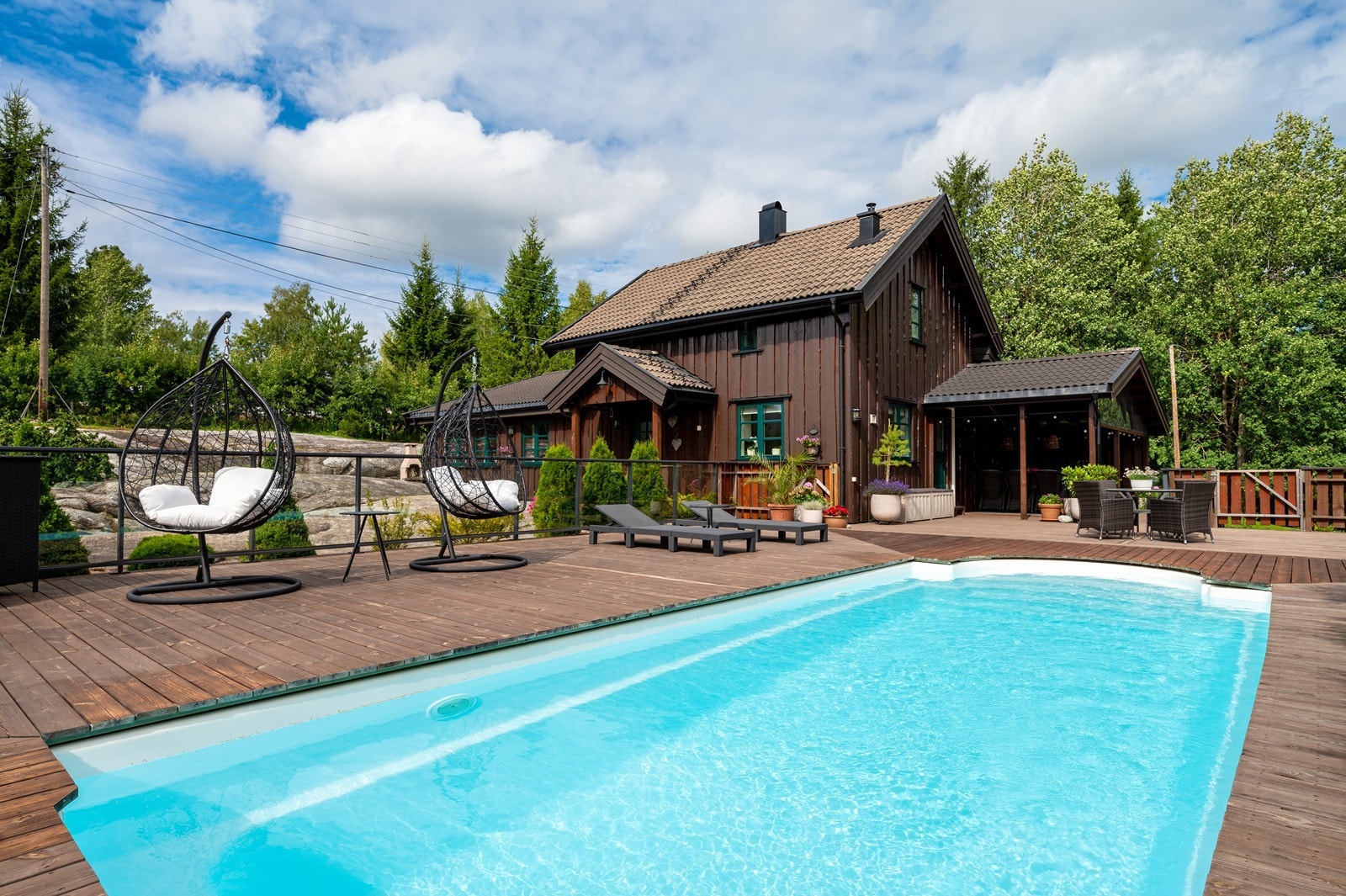 Bassenget er i glassfiber og ca. 2,9 x 8,5 meter. Galleribilde