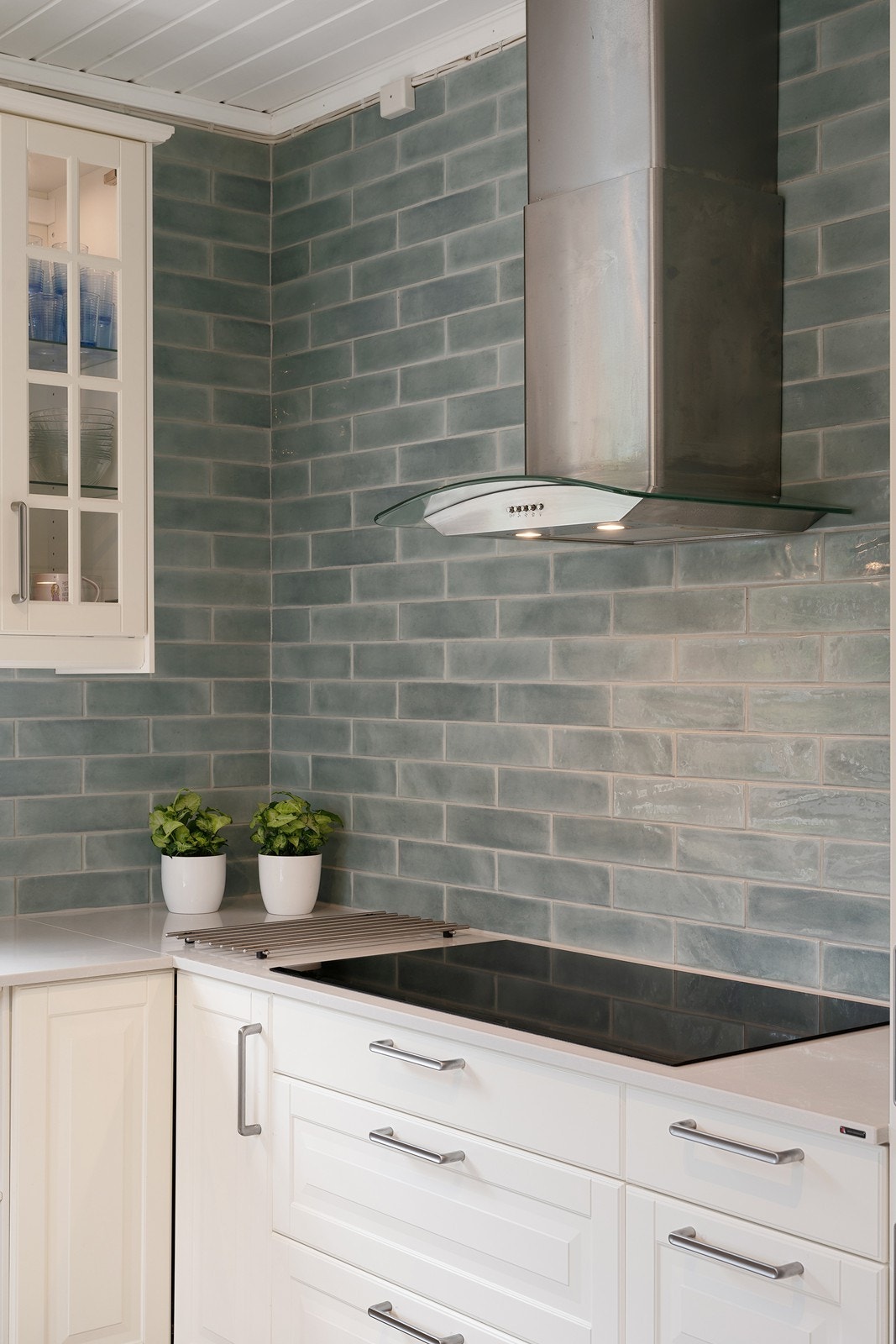 Veggene over benk er flislagt helt opp til taket. Kjøkkenventilatoren har kullfilter. Galleribilde