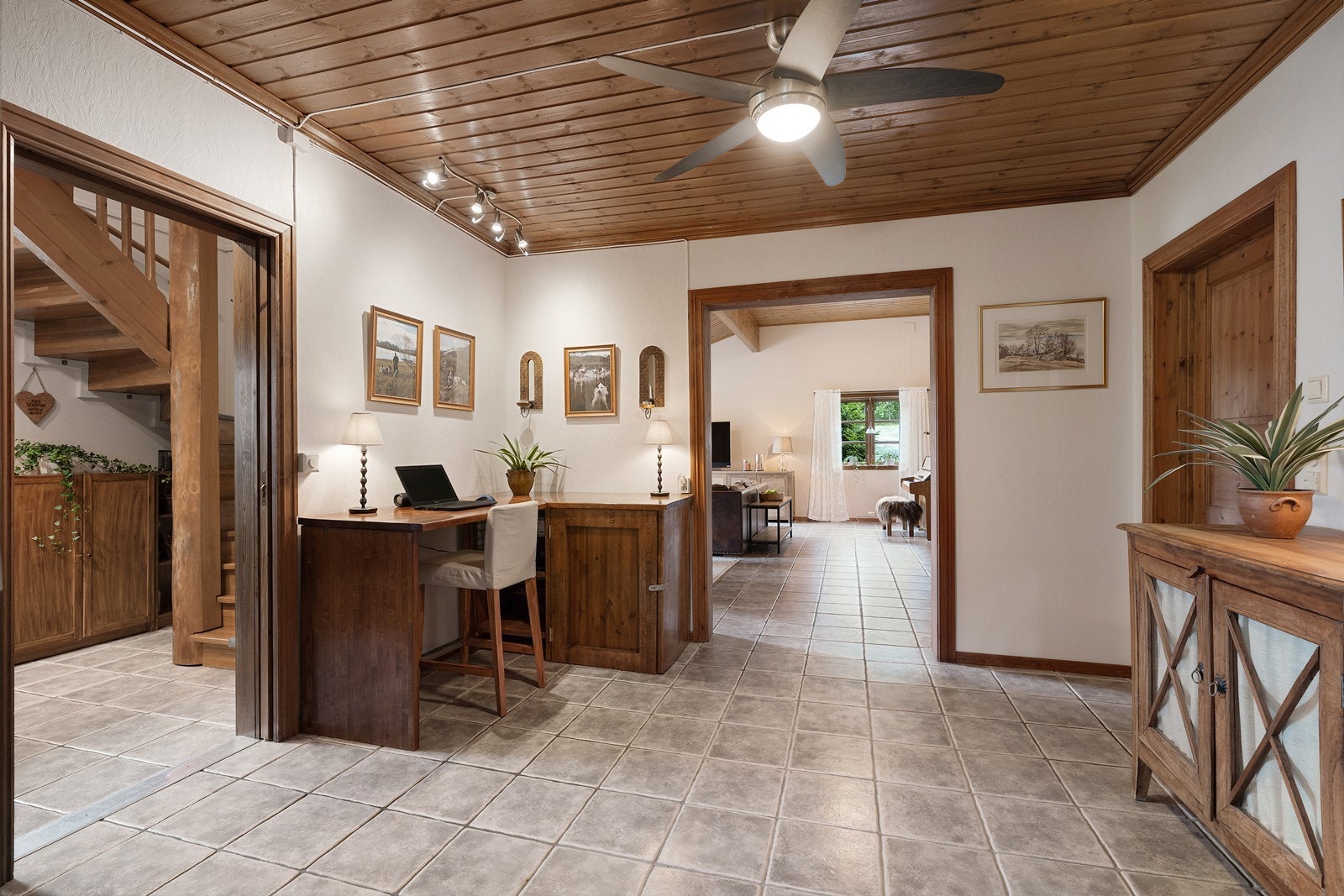 Fra gangen er det skyvedør inn til kjøkkenet. Galleribilde