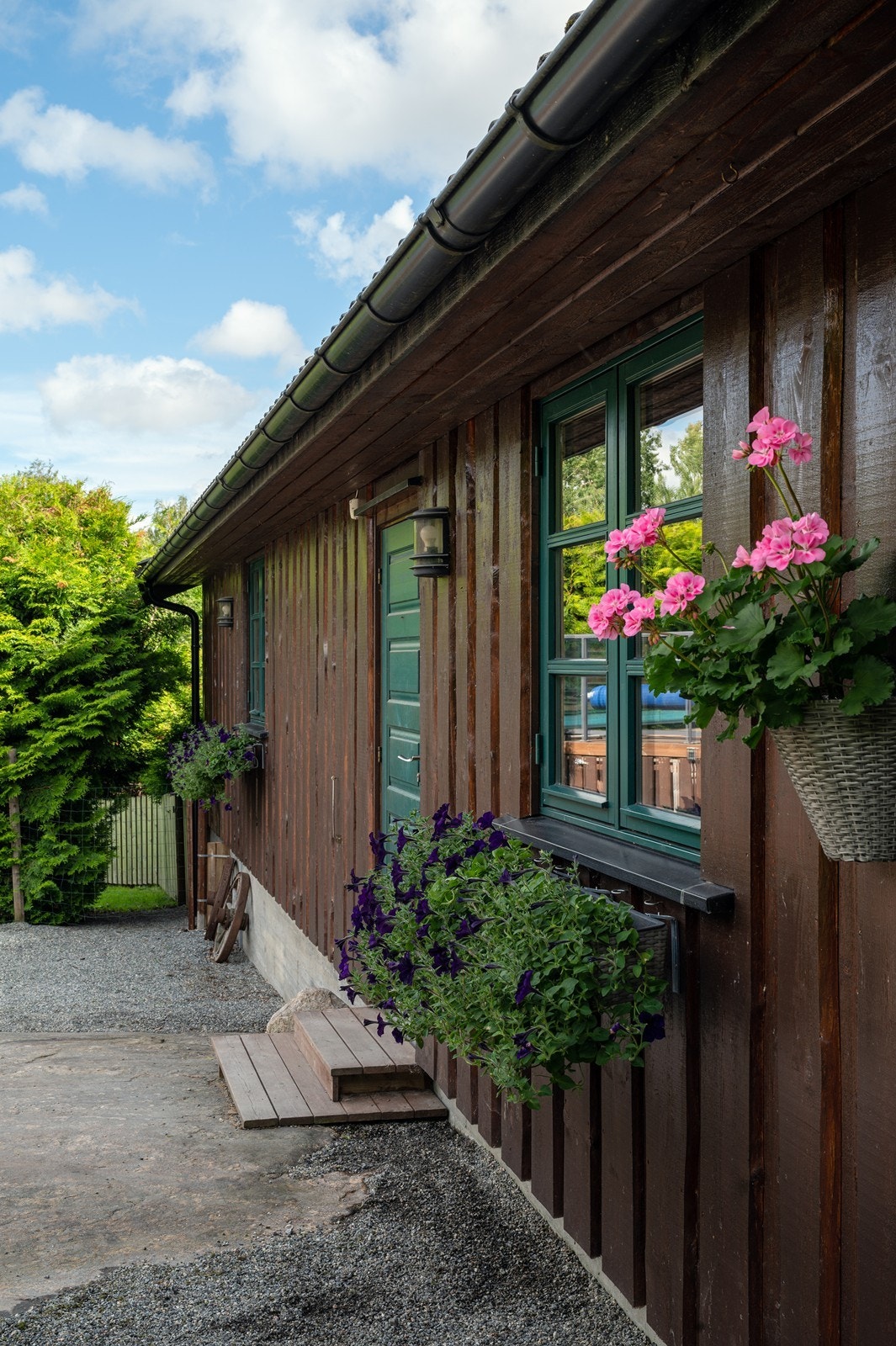 I tillegg til to motoriserte garasjeporter i front, er det gangdør på siden av bygget. Galleribilde