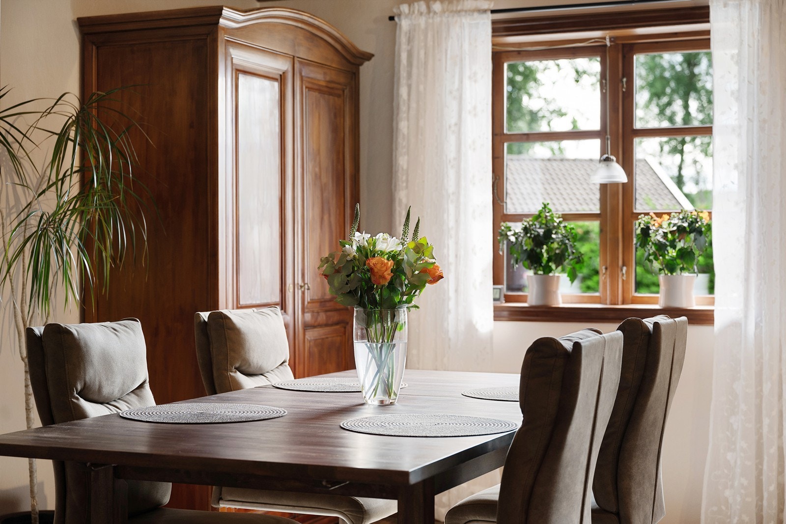 Stuen er romslig og har plass til spisestuemøblement. Galleribilde