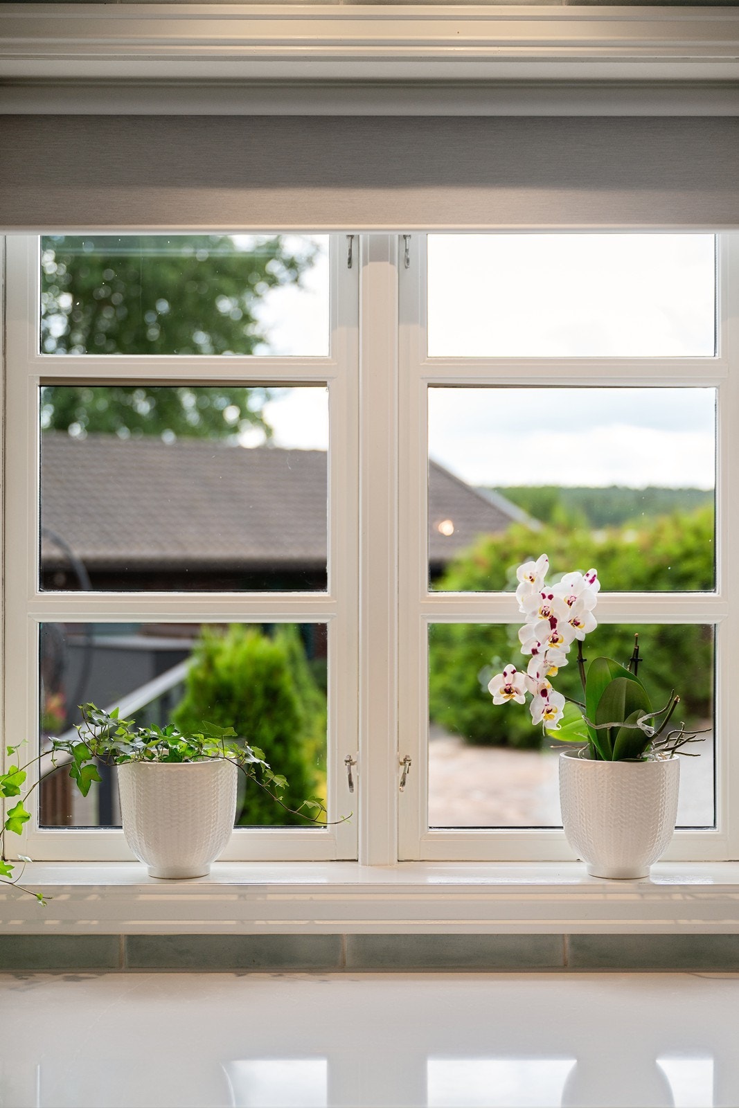 Fra kjøkkenvinduet er det utsikt mot inngangspartiet. Galleribilde