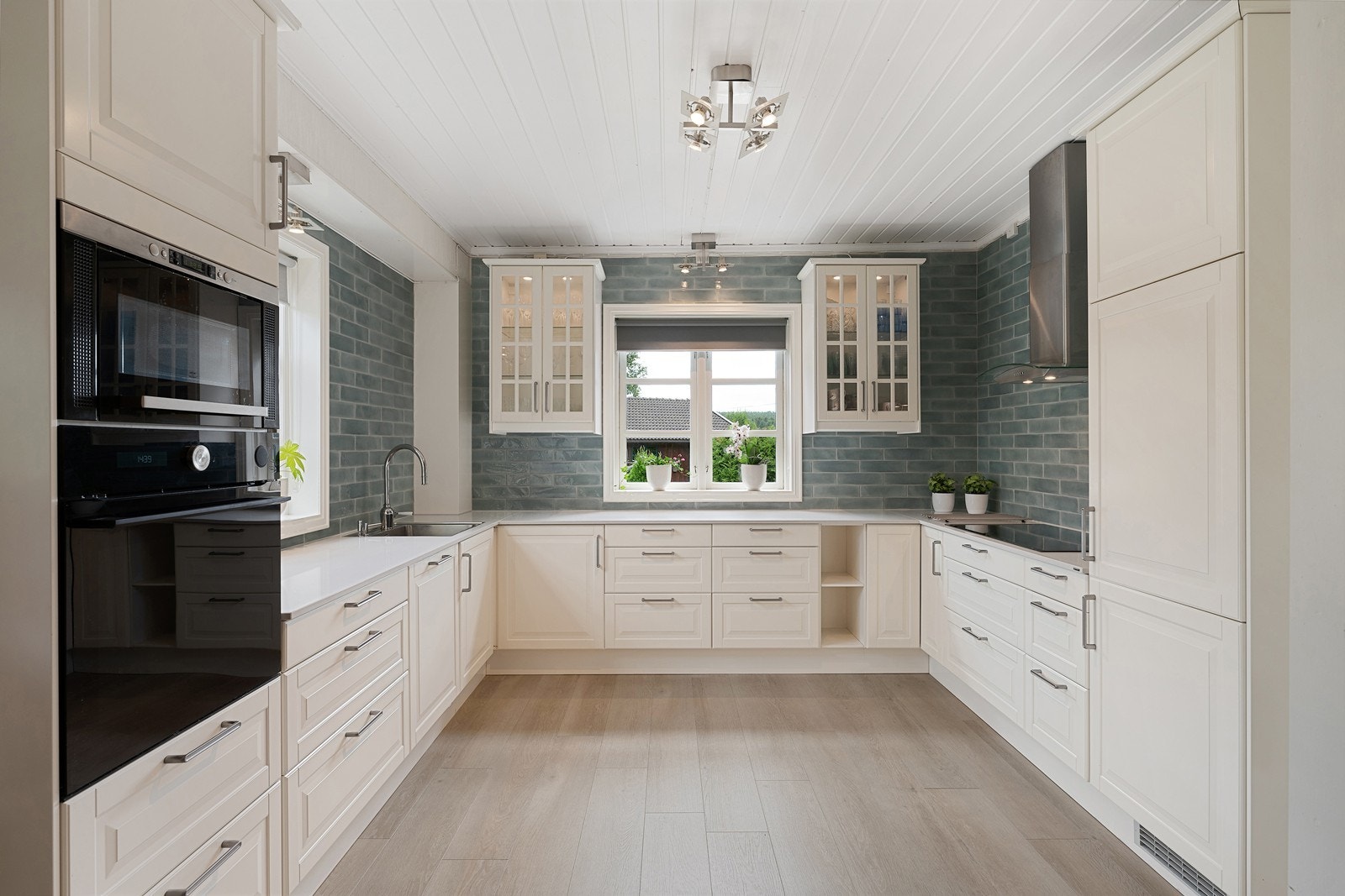 Kjøkkeninnredningen er fra 2009, med profilerte fronter og integrerte hvitevarer. Galleribilde