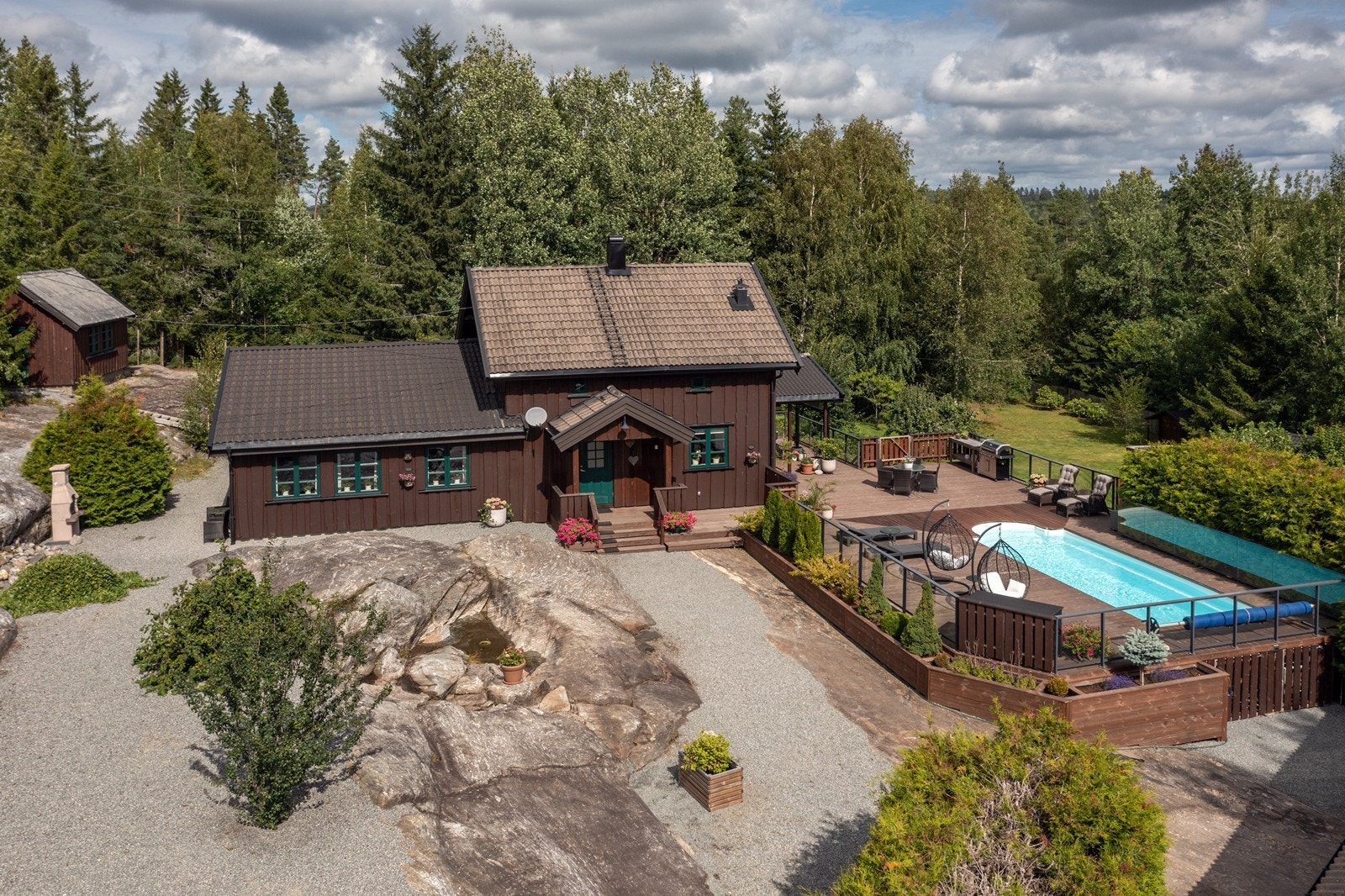 Det er en velholdt, tiltalende bygningsmasse på eiendommen, med anneks, to uteboder, garasje og enebolig. Galleribilde