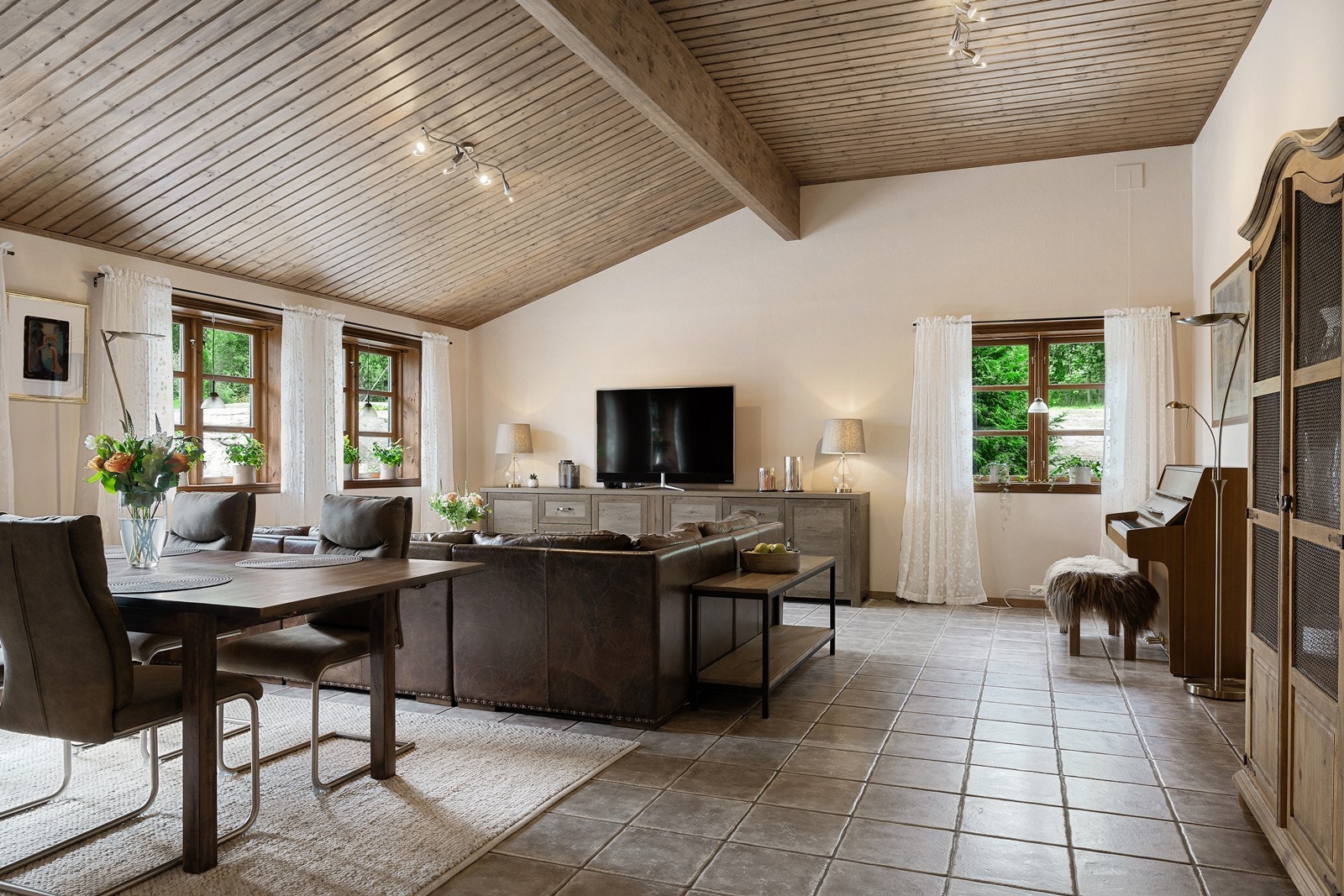 Inne er det en lun, hjemmekoselig stil med lyse, behagelige farger. Galleribilde