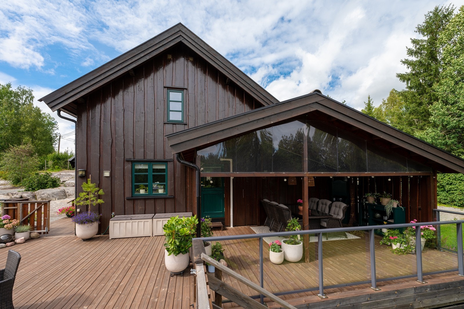 Rundt terrassen er det inngjerding med metall og glassfelt. Galleribilde