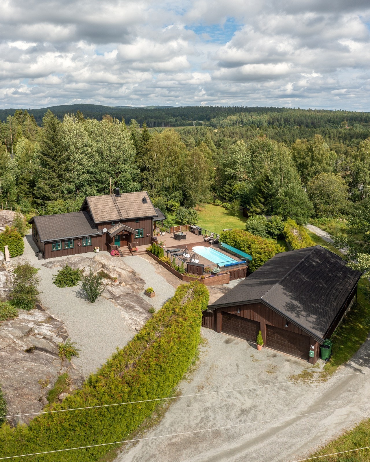Eiendommen er usjenert og idyllisk, pent opparbeidet med uteplasser, stor garasje og ikke minst terrasse med basseng. Galleribilde